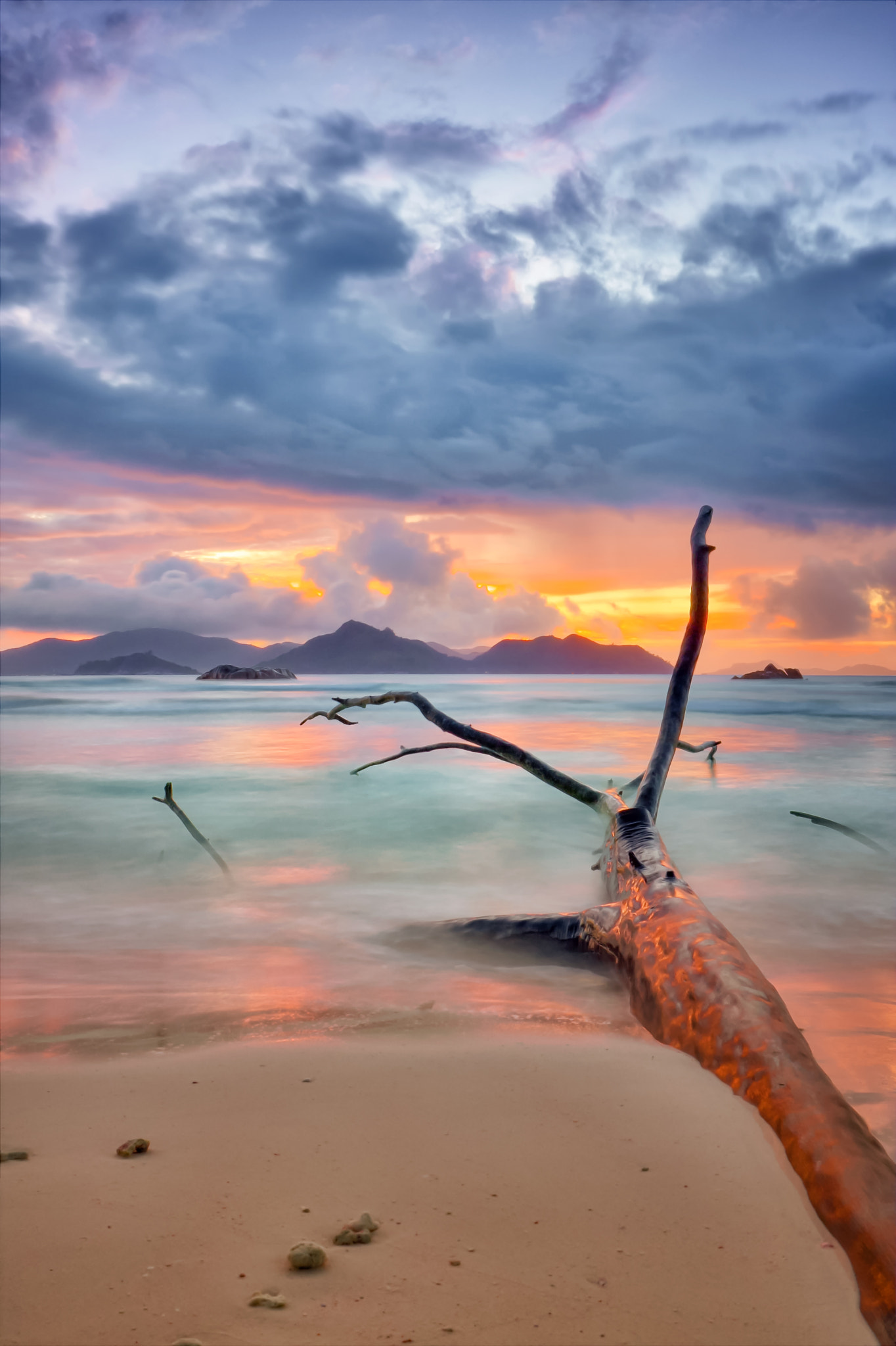 Canon EF 20-35mm F3.5-4.5 USM sample photo. Colors of seychelles photography