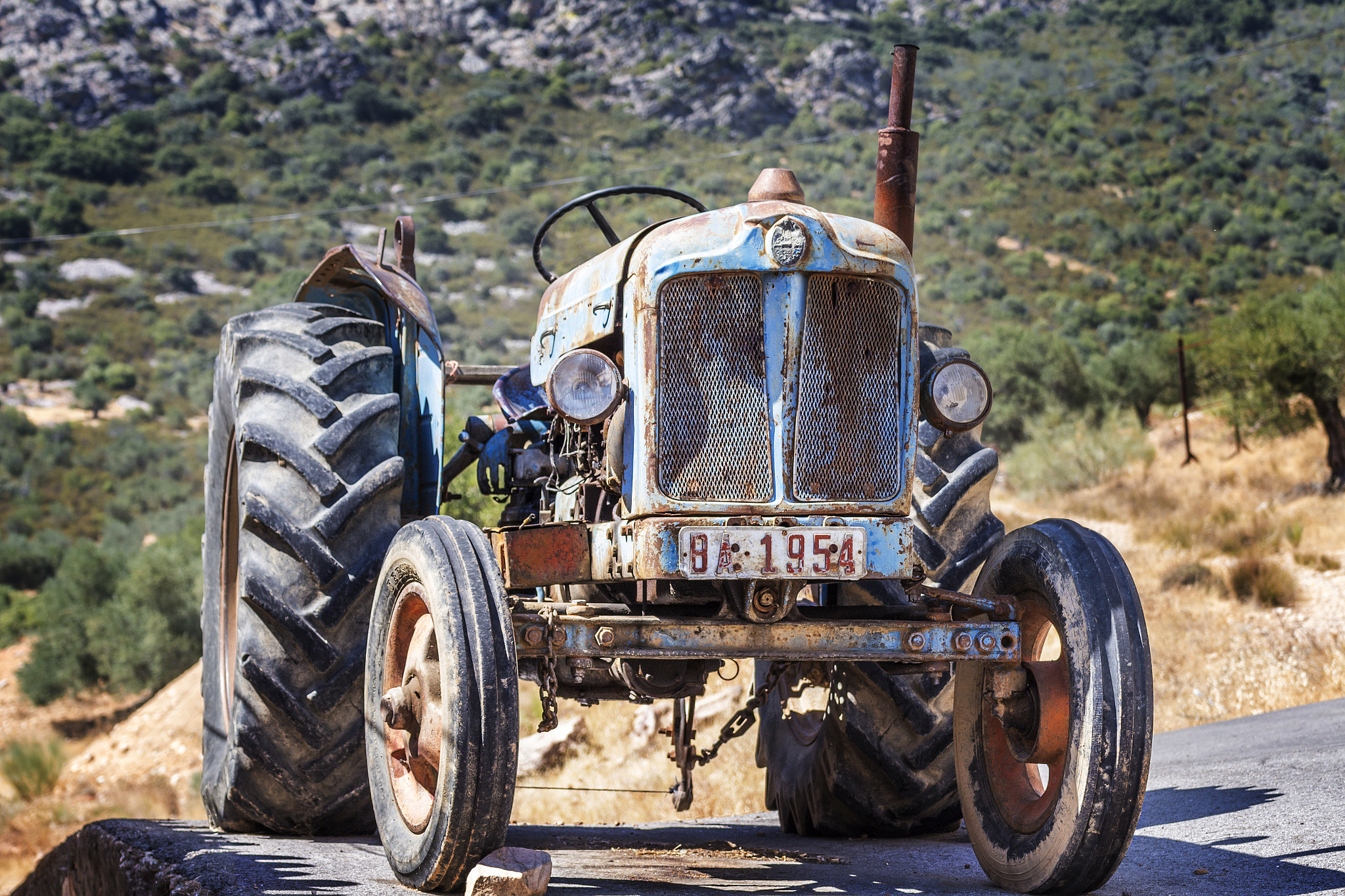 Canon EOS 650D (EOS Rebel T4i / EOS Kiss X6i) + Tamron SP 70-300mm F4-5.6 Di VC USD sample photo. Tractor photography