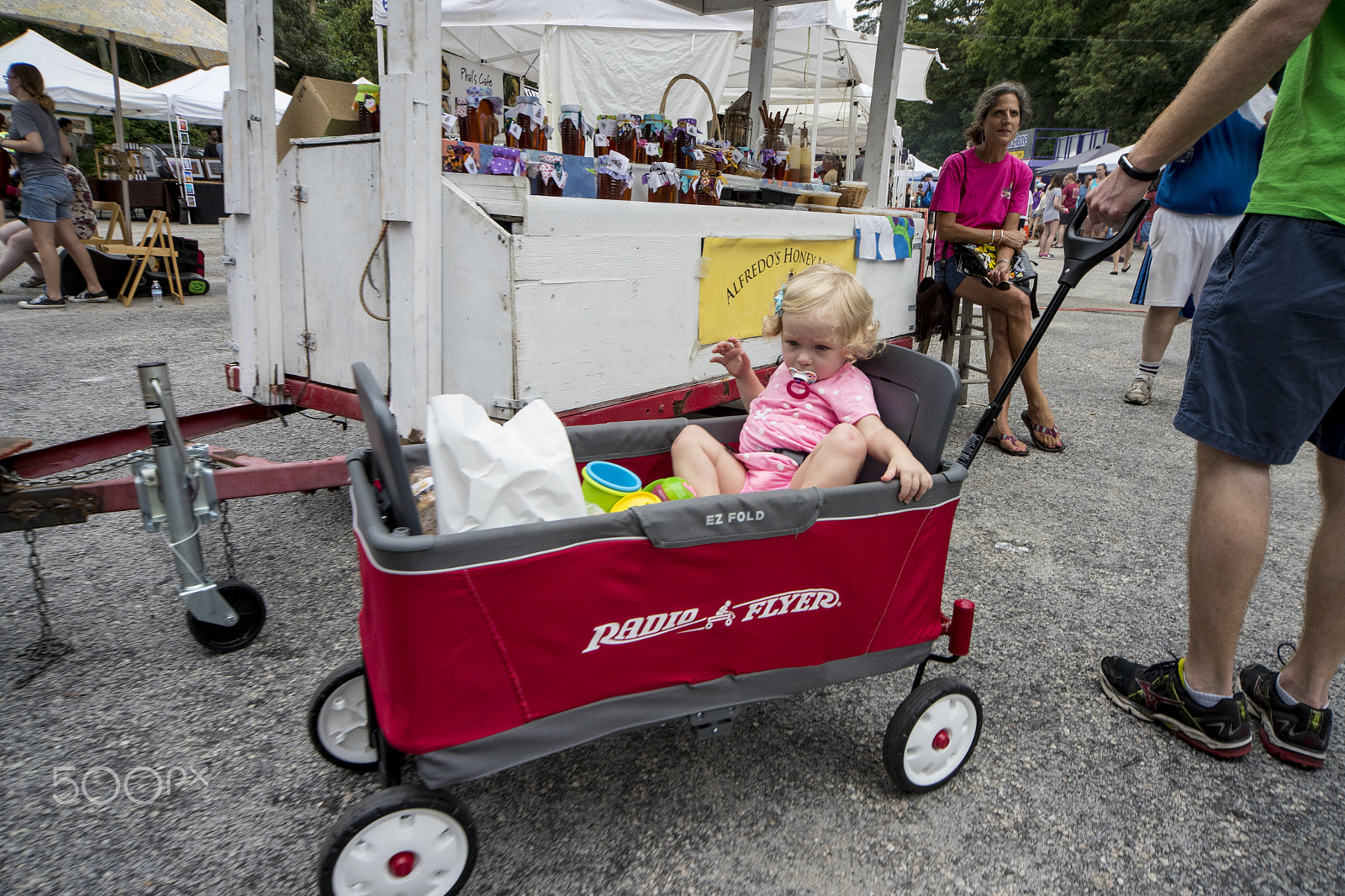 Canon EOS-1D X Mark II sample photo. Female toddler being pulled in wagon 10587 photography