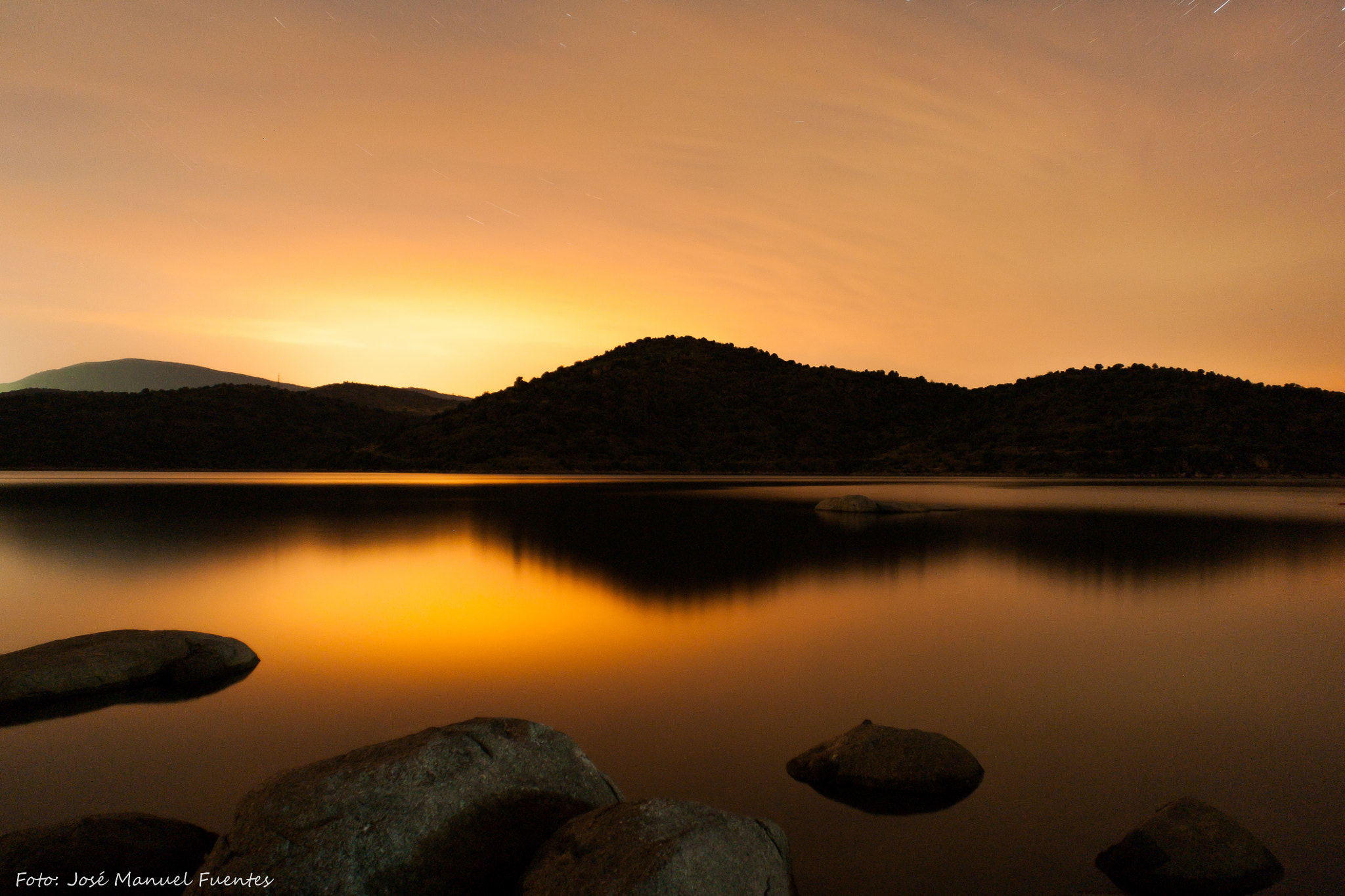 Sony Alpha DSLR-A700 + Sony 20mm F2.8 sample photo. Falso atardecer en el embalse del burguillo (00´16h) photography