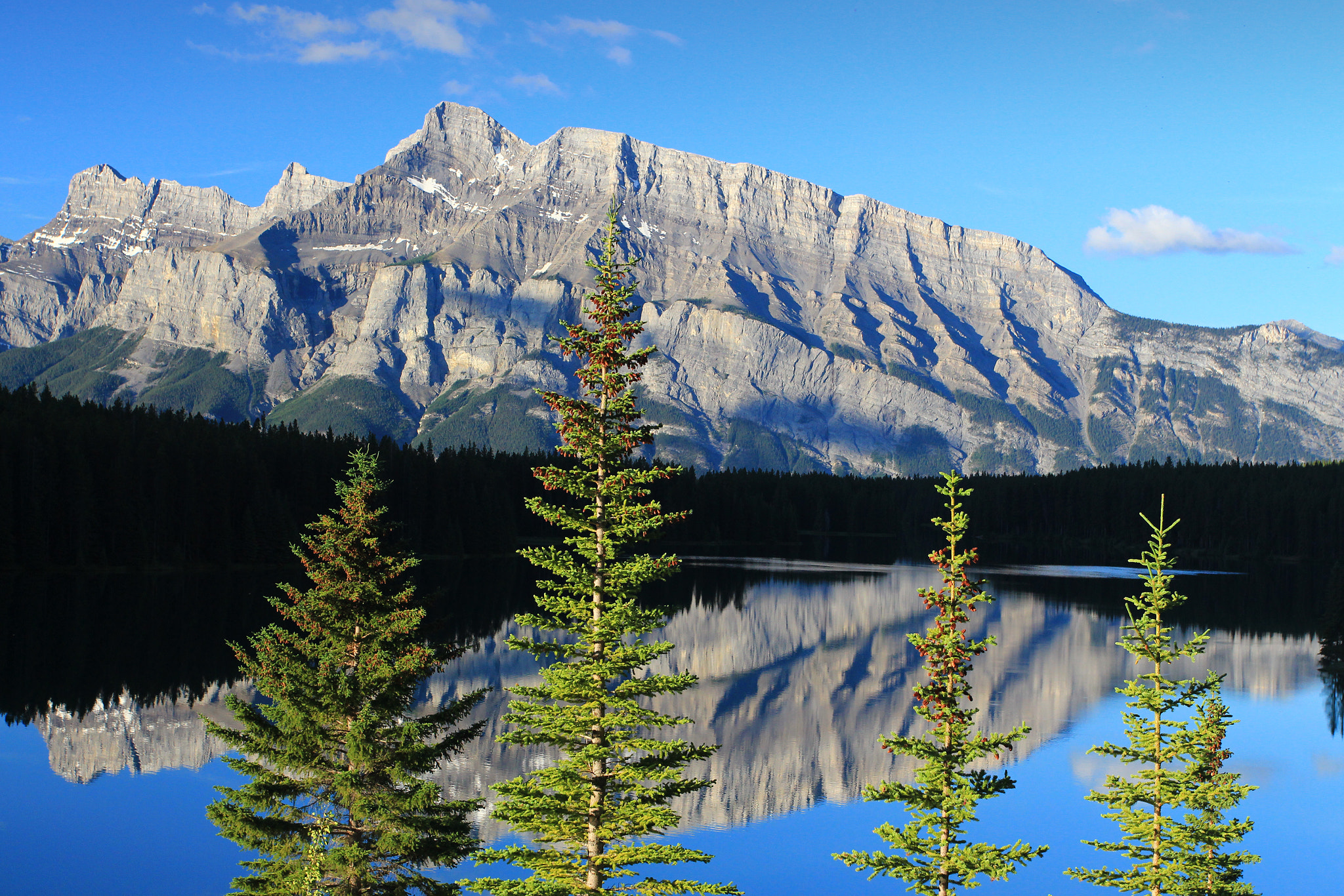 Canon EOS 700D (EOS Rebel T5i / EOS Kiss X7i) + Canon EF 17-40mm F4L USM sample photo. Morning reflection -two jack lake, banff photography