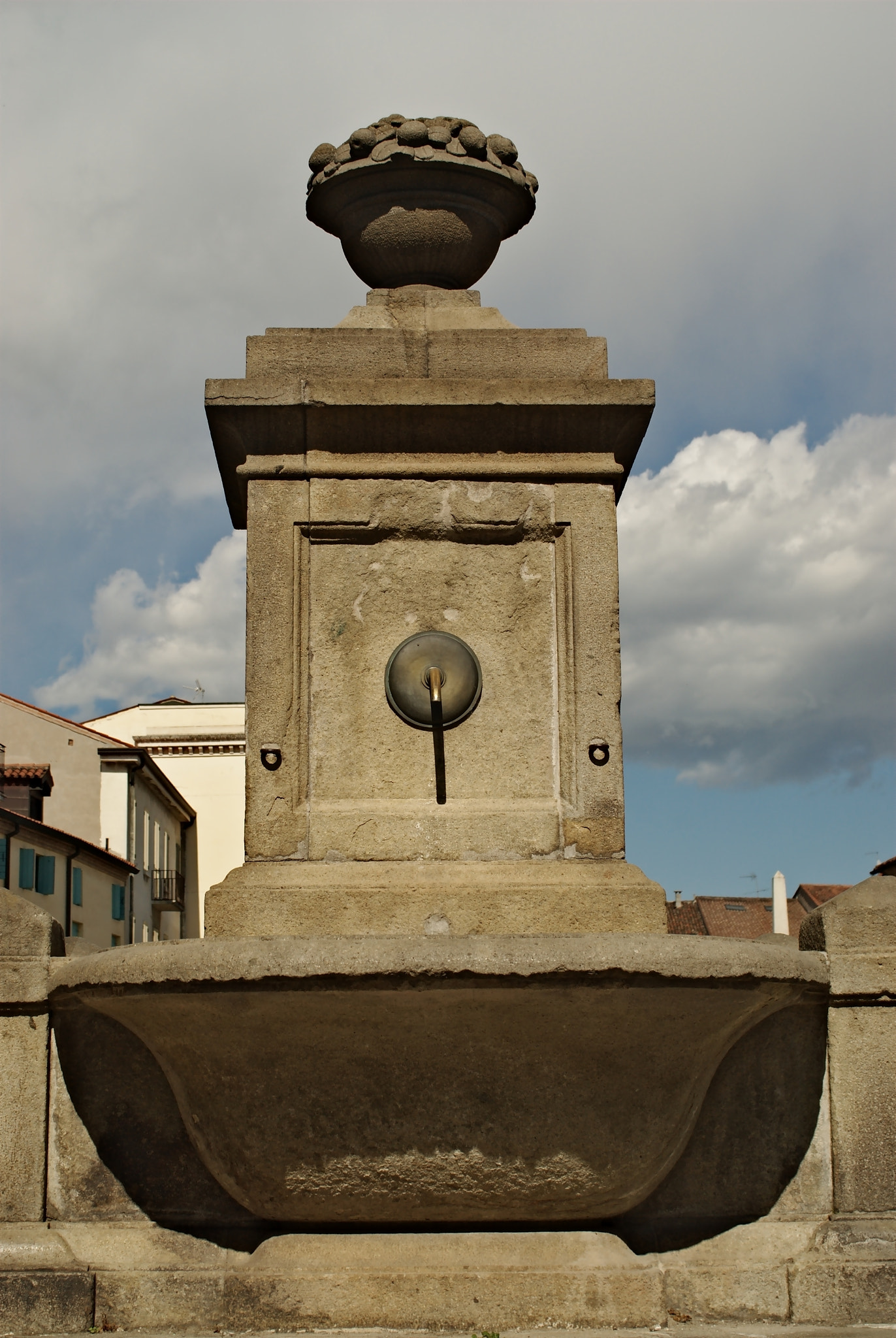 Nikon D200 + AF Zoom-Nikkor 35-70mm f/2.8D sample photo. Este piazza trento photography