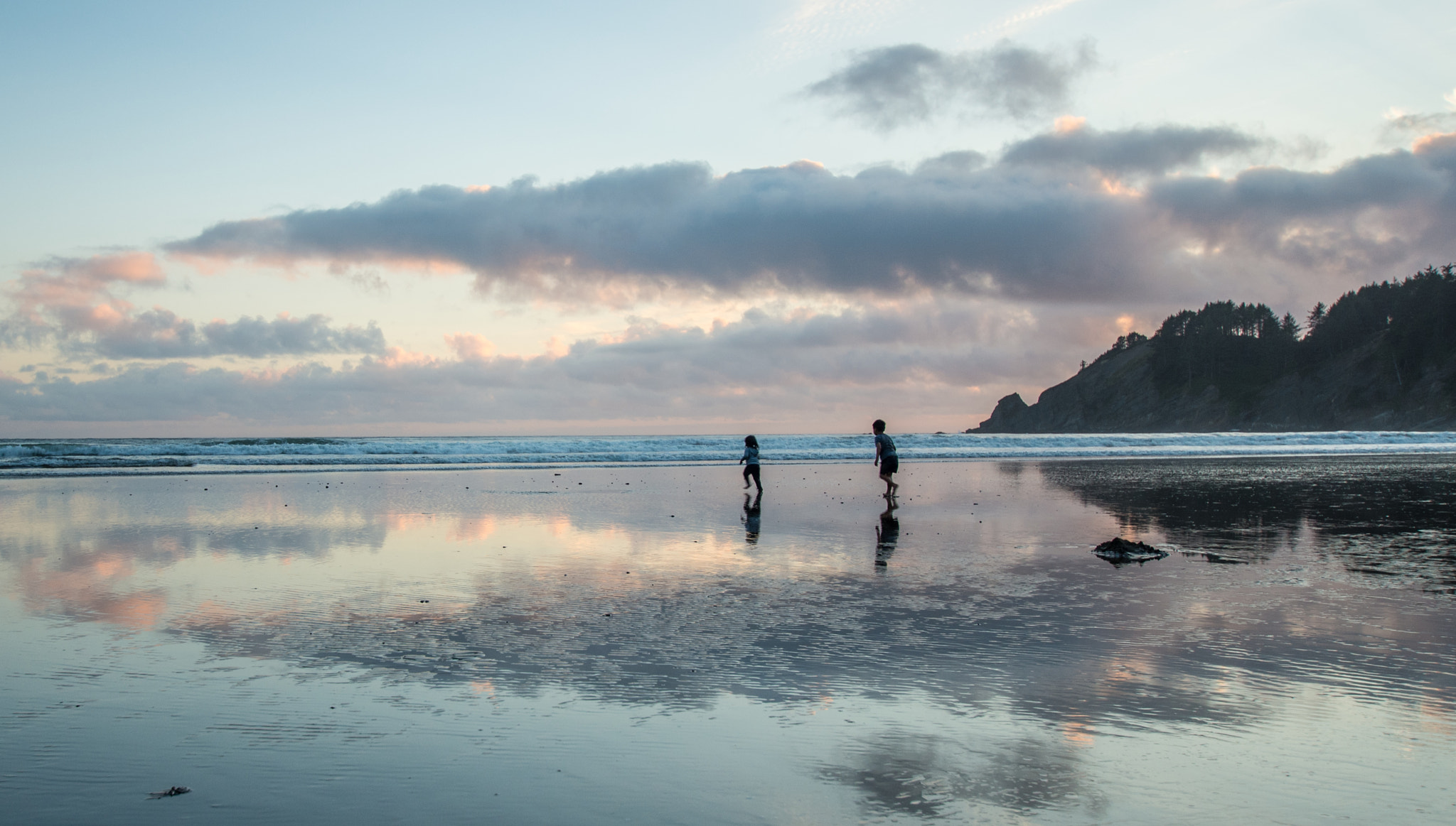 Sigma 10-20mm F3.5 EX DC HSM sample photo. Children at beach photography