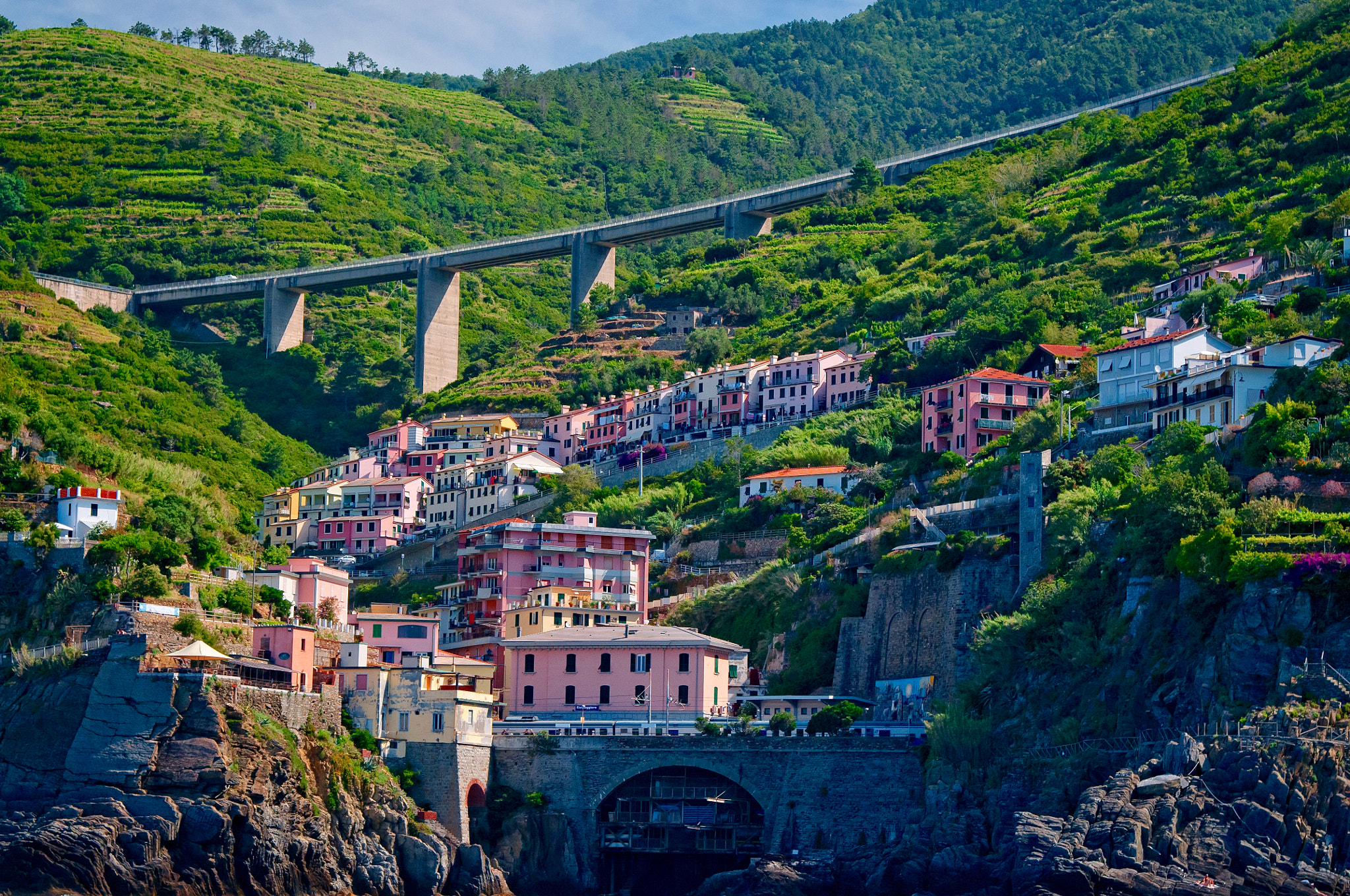 Nikon AF-S Nikkor 24-120mm F4G ED VR sample photo. Railroads, roadways in cinque terre photography
