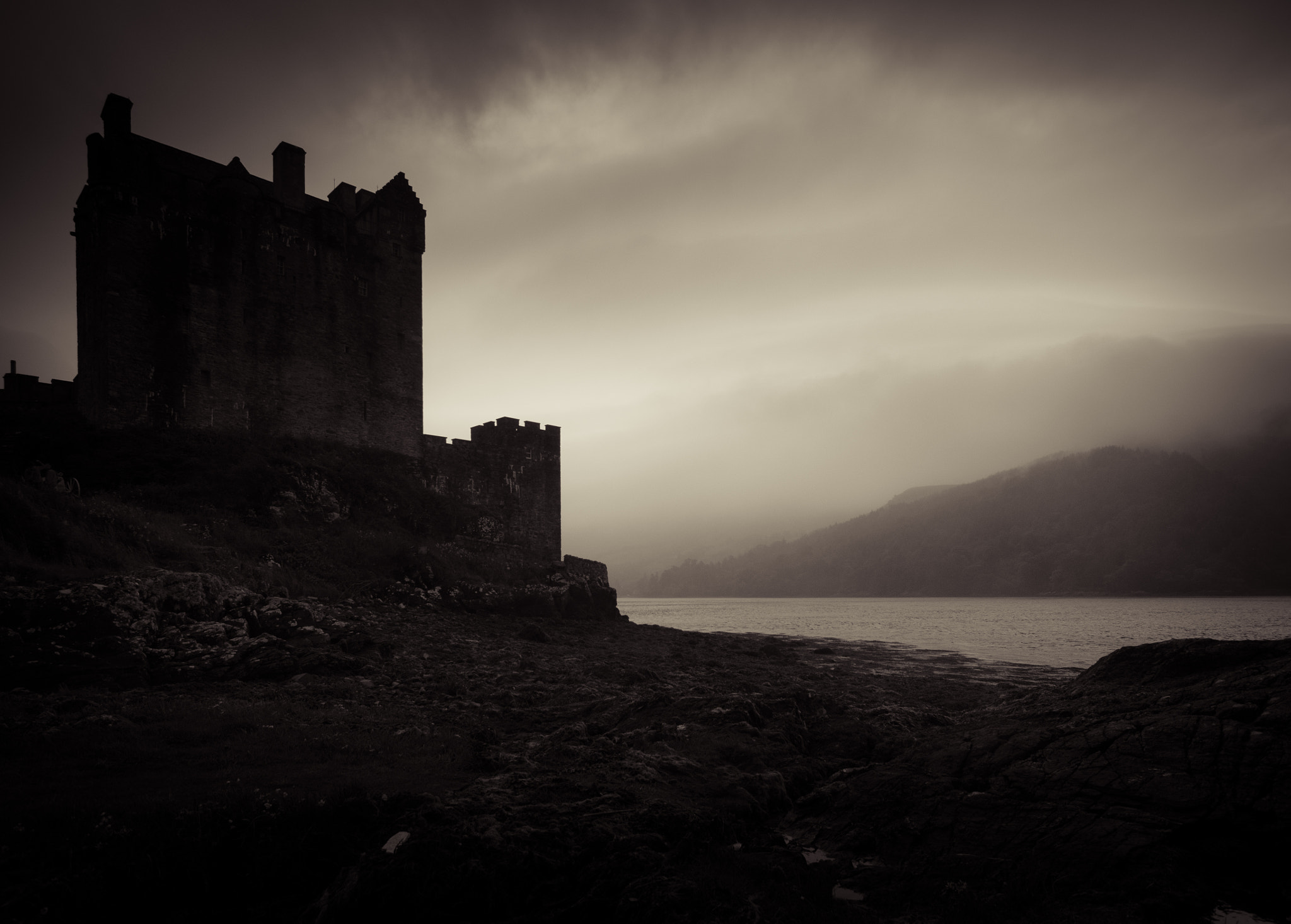 Pentax K-5 II sample photo. Scottish castle in the mist photography