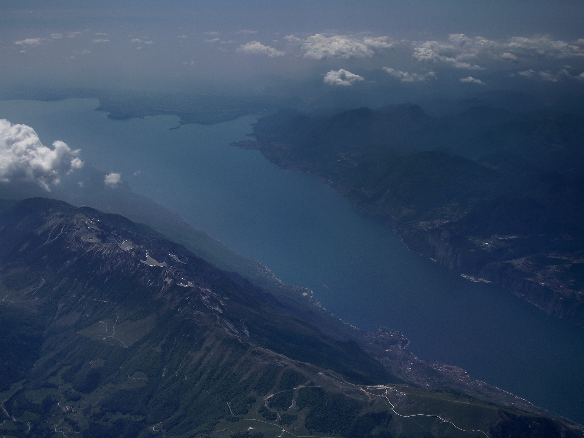 Olympus FE115,X715 sample photo. Lake garda: view from the airplane photography