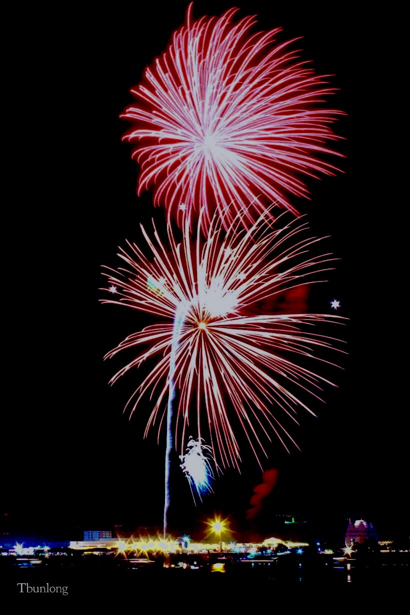 Canon EOS 1100D (EOS Rebel T3 / EOS Kiss X50) + Canon EF-S 18-55mm F3.5-5.6 IS II sample photo. Fireworks ! photography