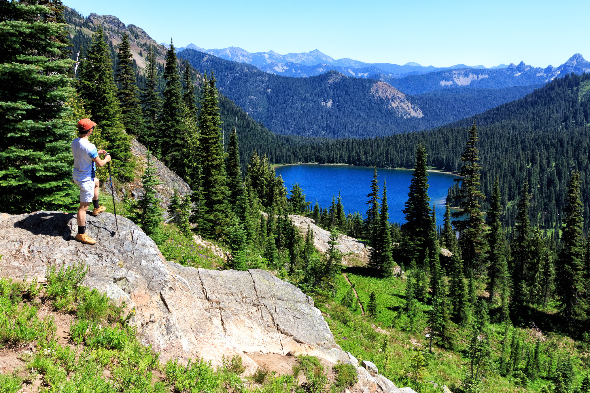 Canon EOS 650D (EOS Rebel T4i / EOS Kiss X6i) sample photo. The explorer was scouting for dewey lake over the boulder cliff . photography