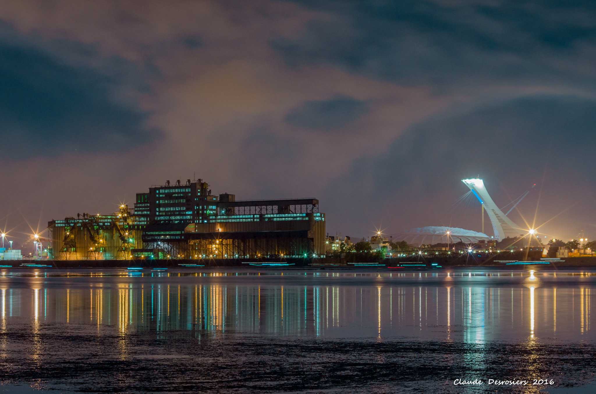 Nikon D7000 + Sigma 70-300mm F4-5.6 DG Macro sample photo. Port de montréal après les feux photography