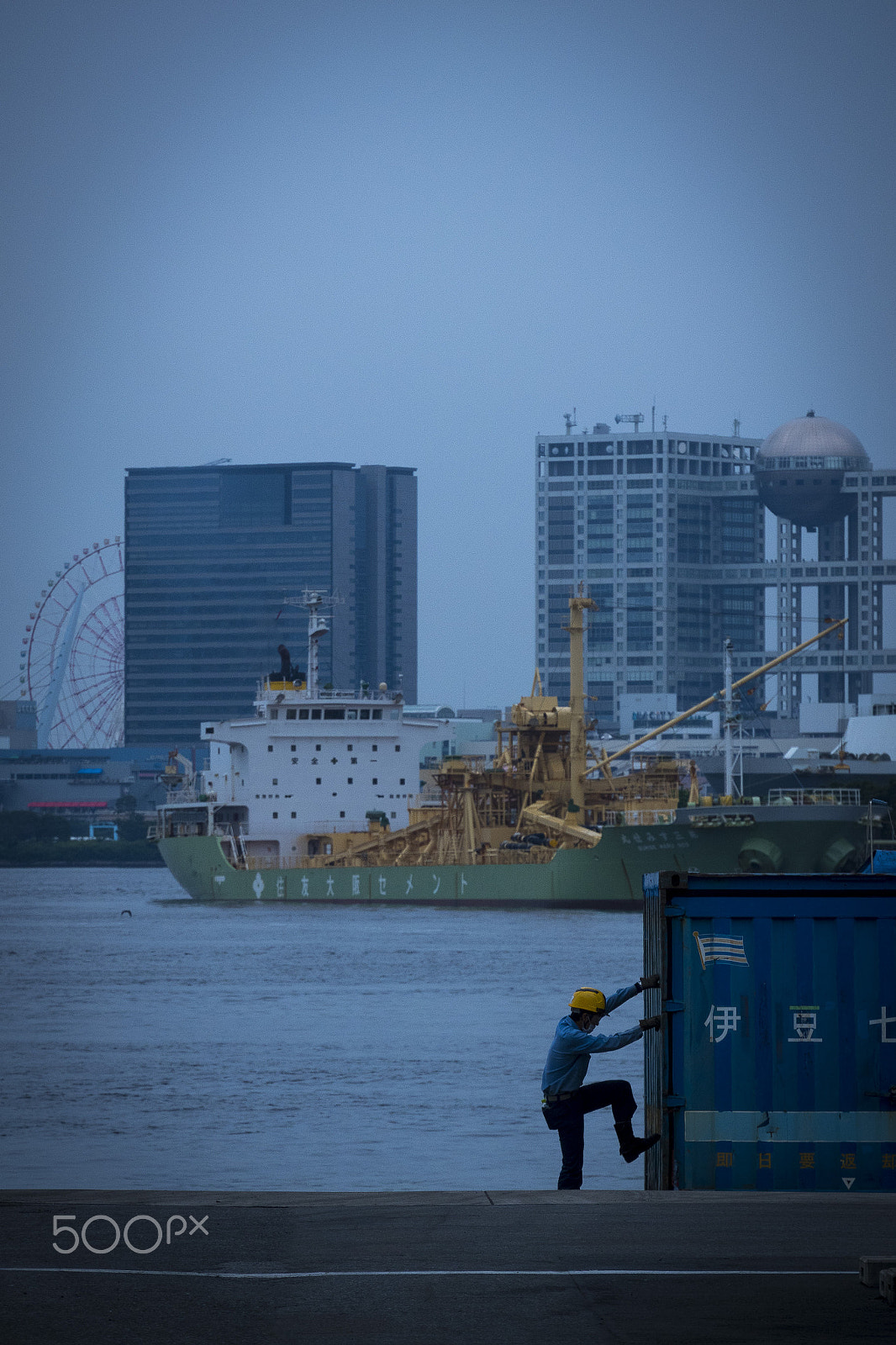 LUMIX G VARIO 35-100/F4.0-5.6 sample photo. Seaside climber photography