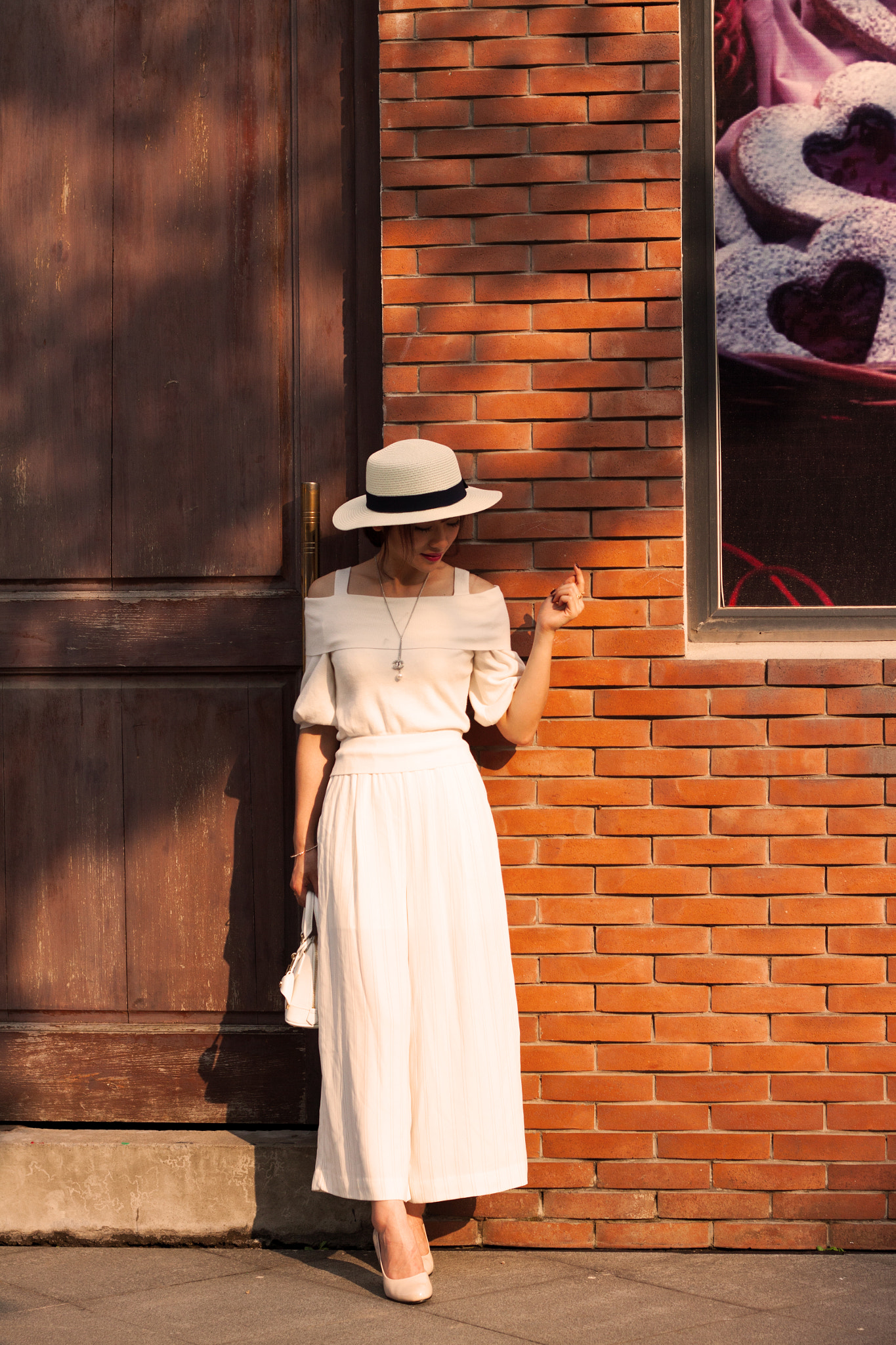 Canon EOS 50D + Canon EF 50mm F1.8 II sample photo. Lady leanning on the wall photography