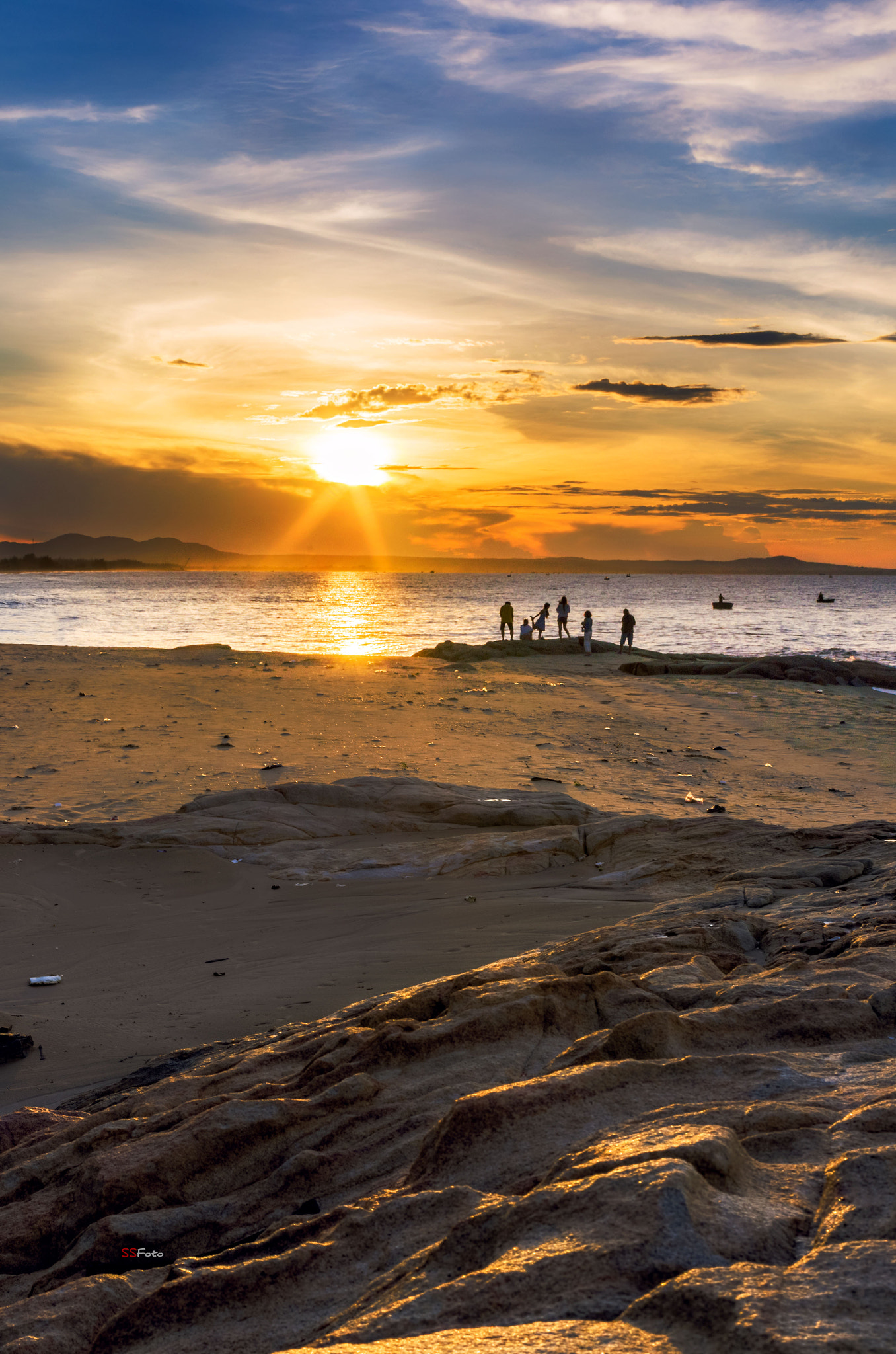 Pentax smc DA 35mm F2.4 AL sample photo. Lagi's beach photography