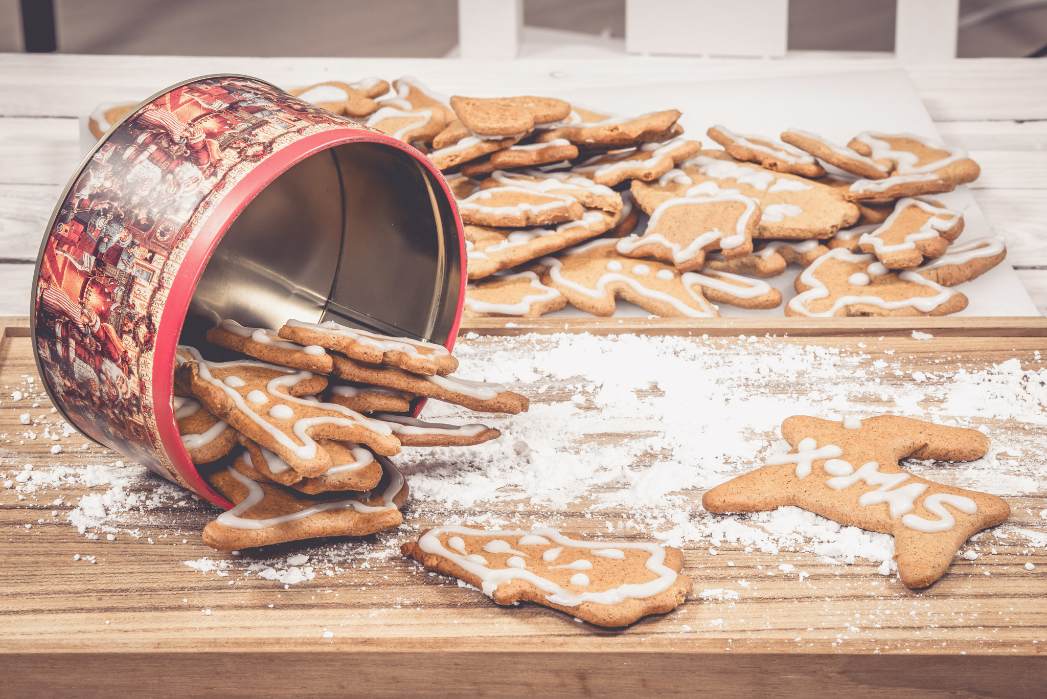 Sony a7R + Sony 70-400mm F4-5.6 G SSM II sample photo. Cake tin filled with xmas cookies photography