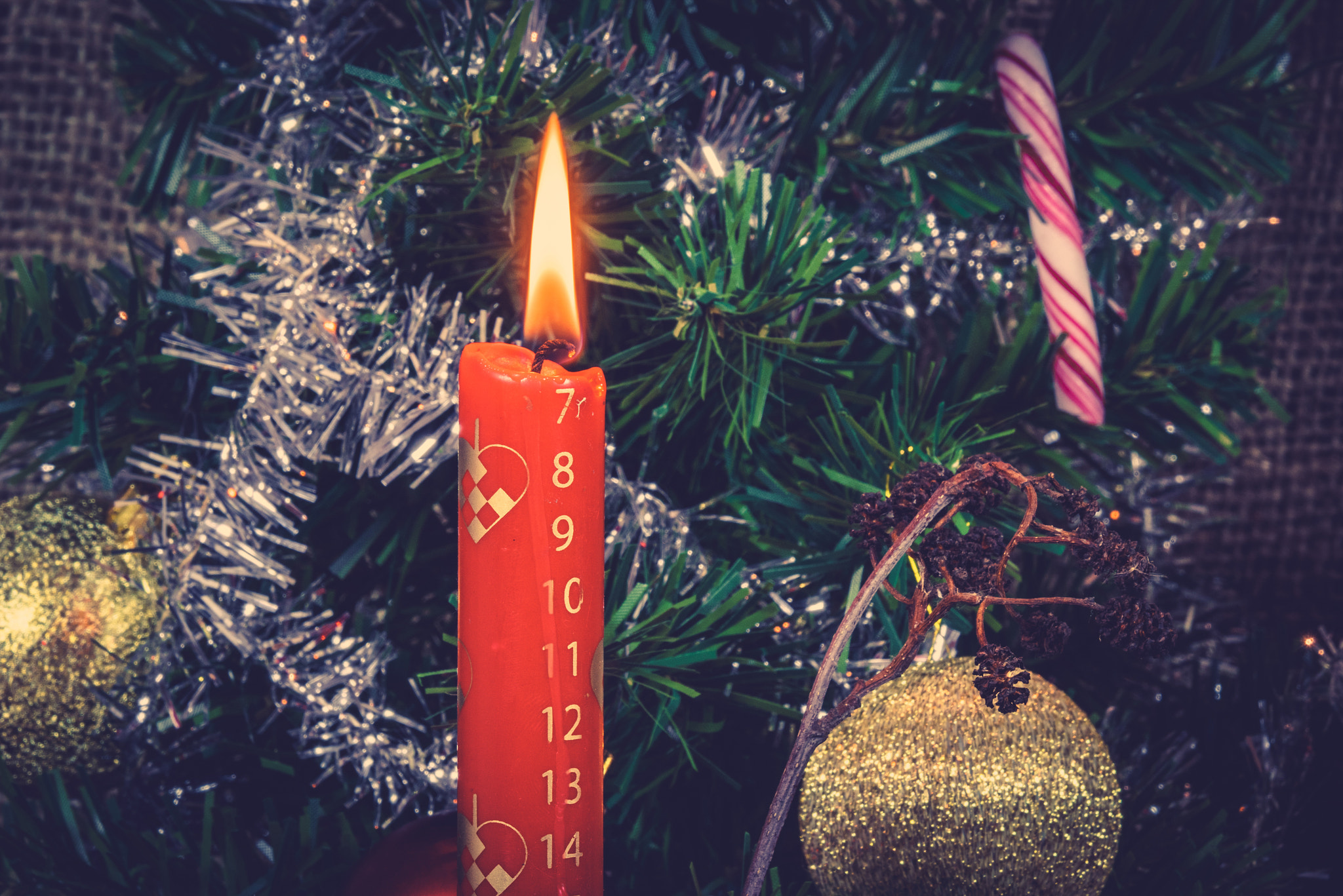 Sony 70-400mm F4-5.6 G SSM II sample photo. Christmas candle counting down for xmas photography
