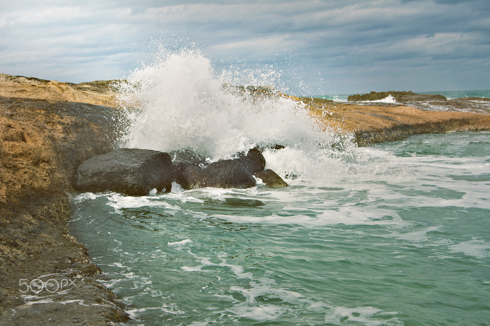 Canon EOS 550D (EOS Rebel T2i / EOS Kiss X4) + Sigma 15-30mm f/3.5-4.5 EX DG Aspherical sample photo. Splash on the rocks photography