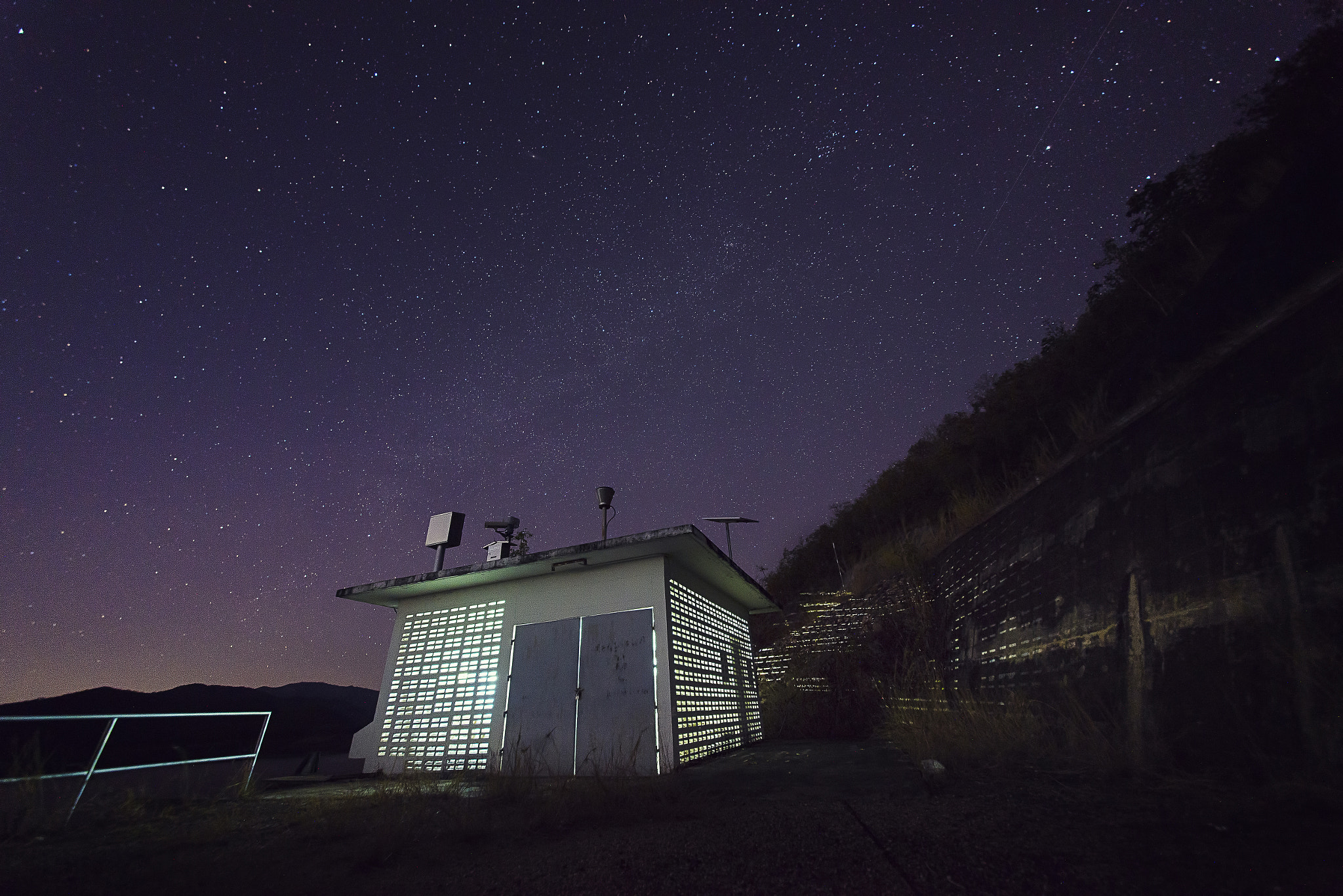 Nikon D800E + Sigma 12-24mm F4.5-5.6 II DG HSM sample photo. Night sky with the star over the building. photography