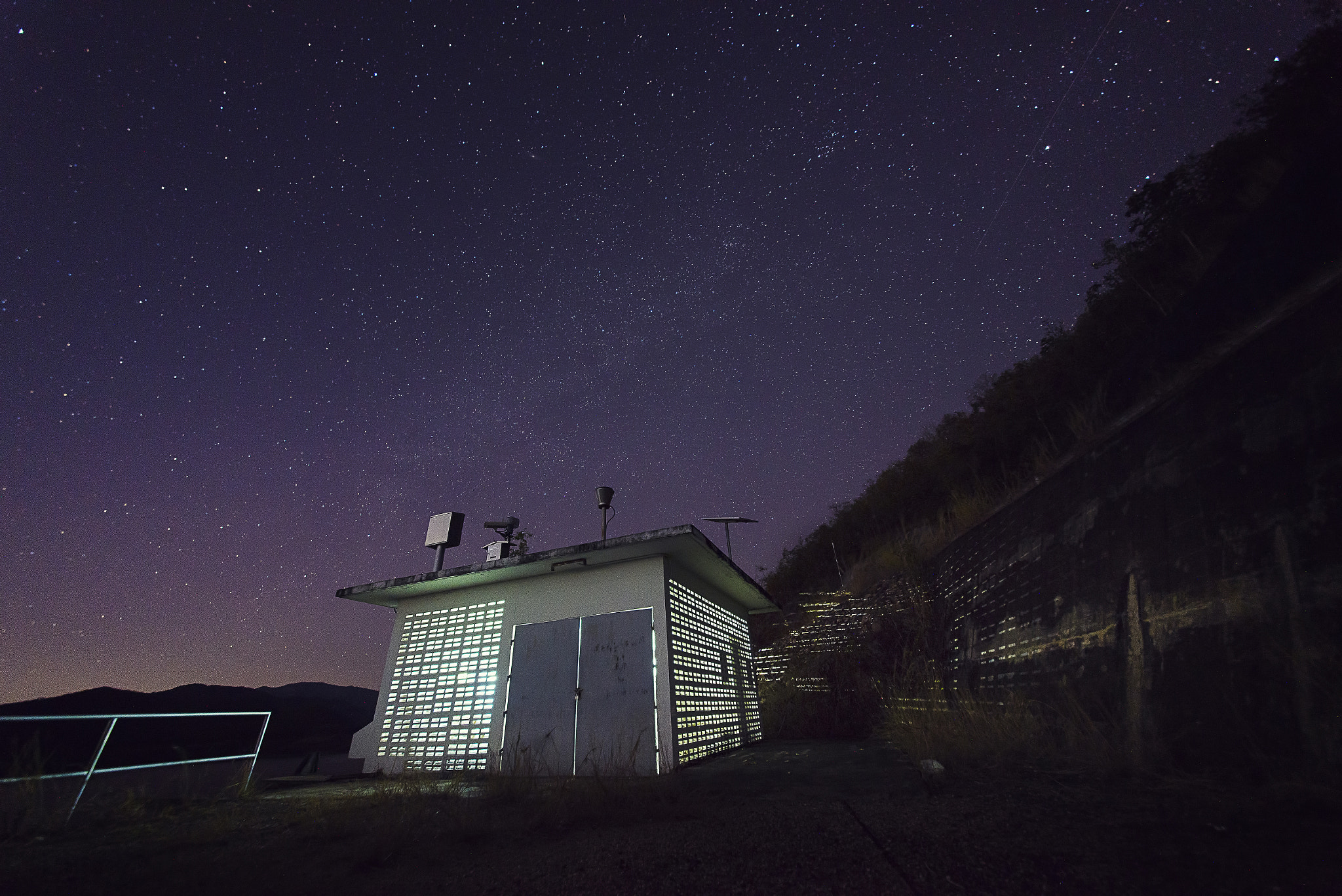 Sigma 12-24mm F4.5-5.6 II DG HSM sample photo. Night sky with the star over the building. photography