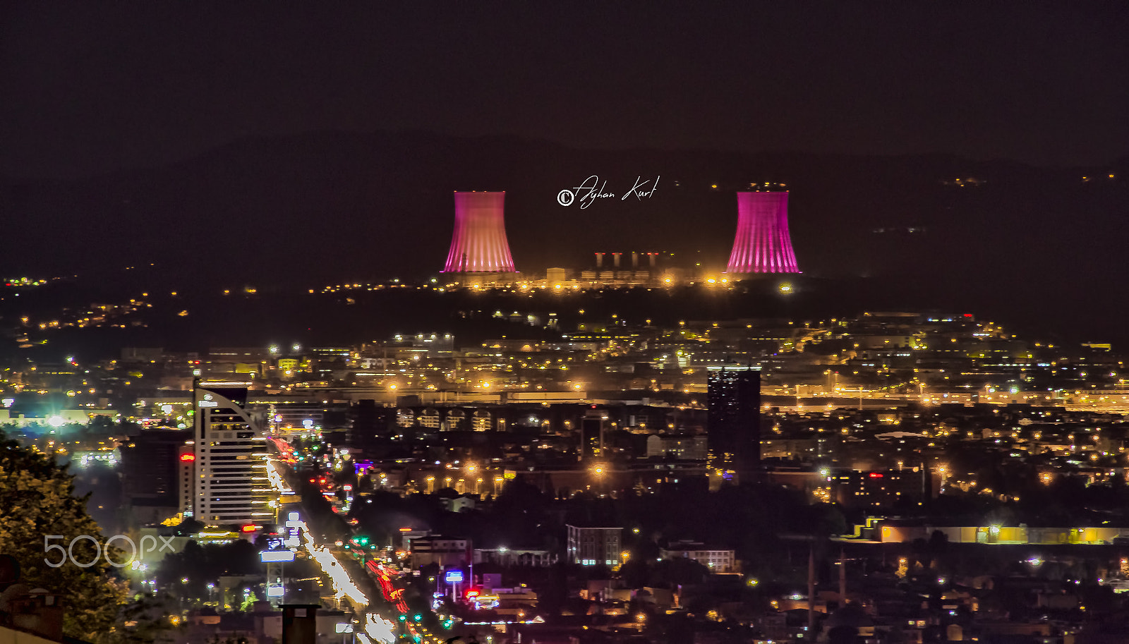 Sigma 18-250mm F3.5-6.3 DC OS HSM sample photo. Red night photography