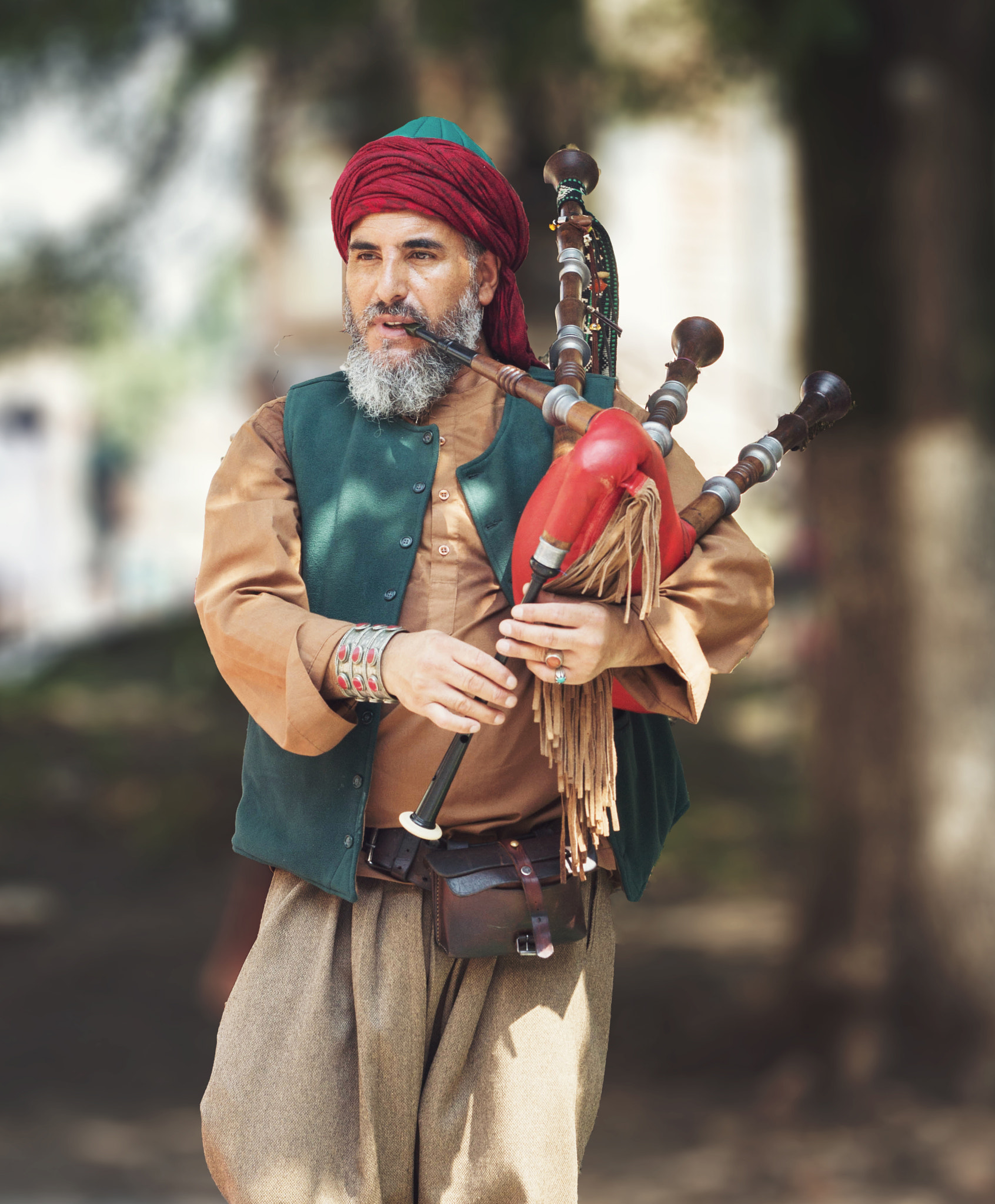 Canon EOS 1100D (EOS Rebel T3 / EOS Kiss X50) + Canon EF 50mm F1.8 II sample photo. Bagpipe singer performing at a festival photography