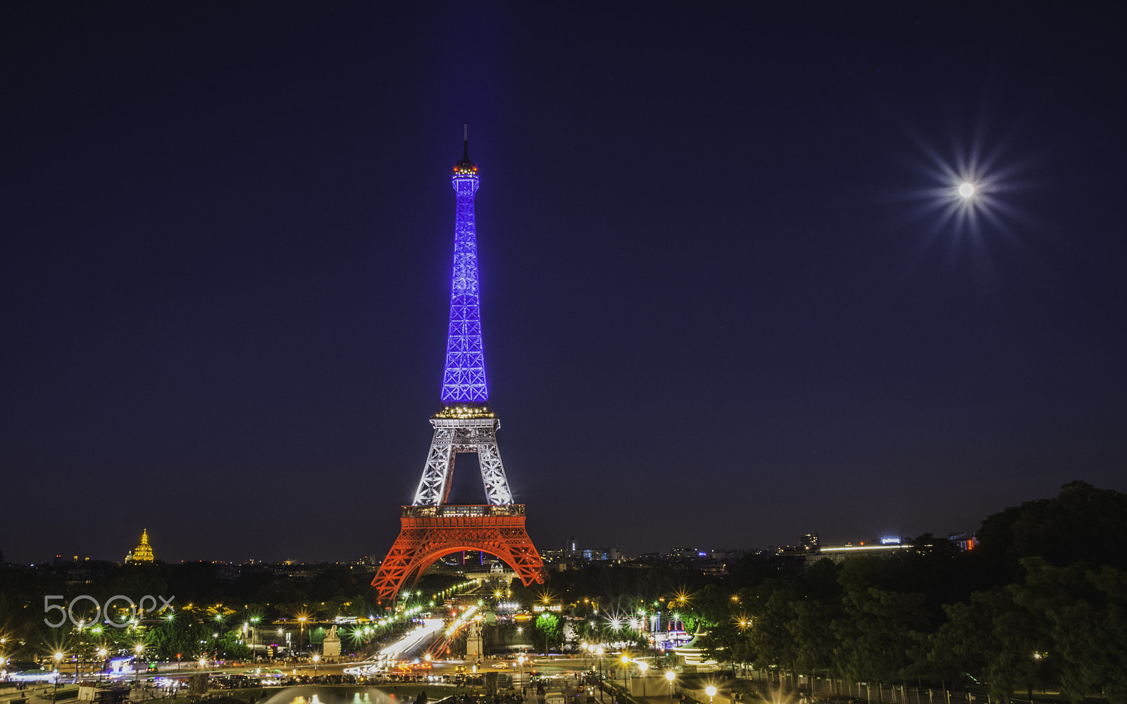 Nikon D7100 + Sigma 18-200mm F3.5-6.3 II DC OS HSM sample photo. Eiffel tower in french colors photography