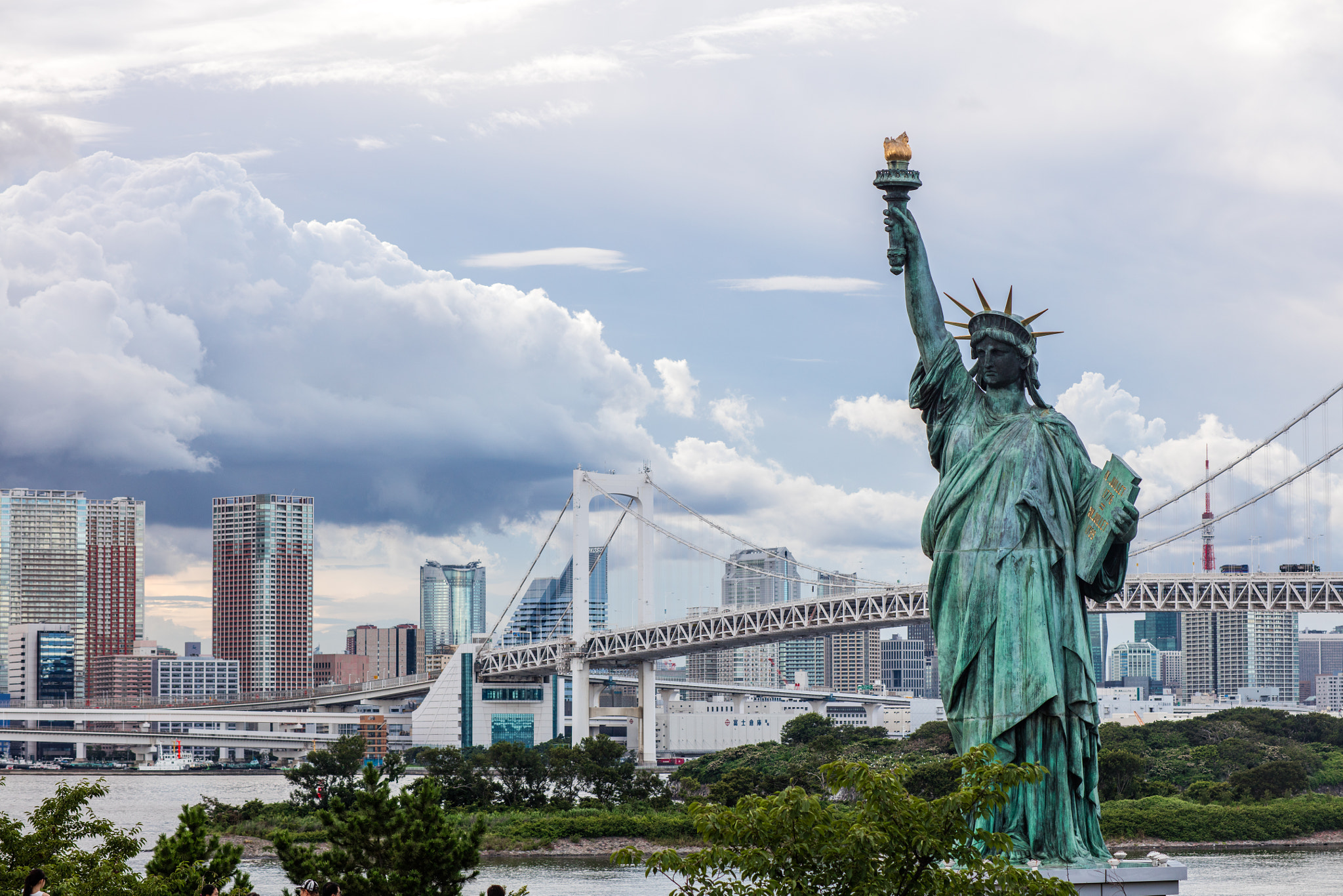 Canon EOS 5DS R + Canon EF 100mm F2.0 USM sample photo. Statue of liberty and rainbow bridge photography