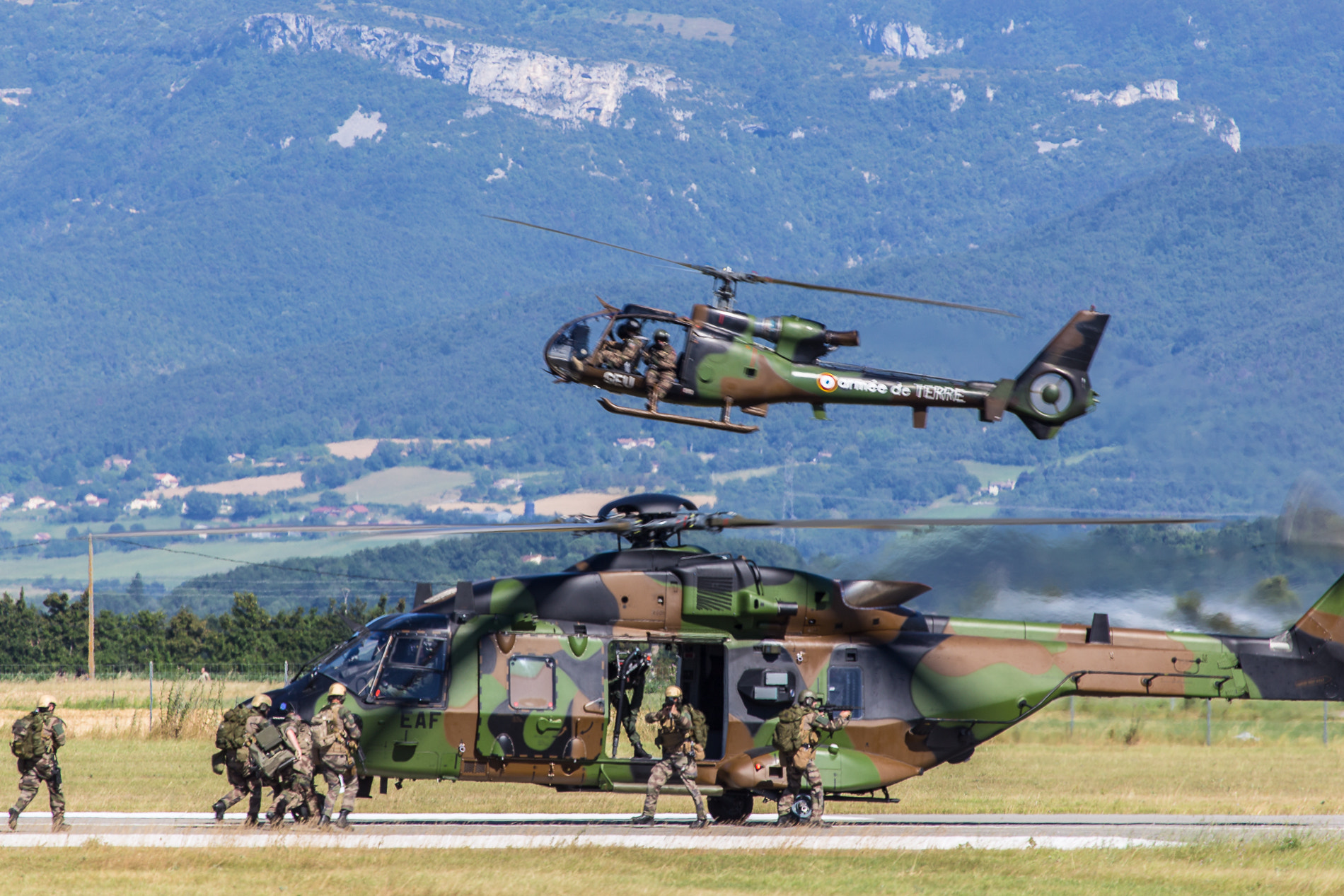 Canon EF 100-400mm F4.5-5.6L IS USM sample photo. Nh90 caïman et sa-342m gazelle photography