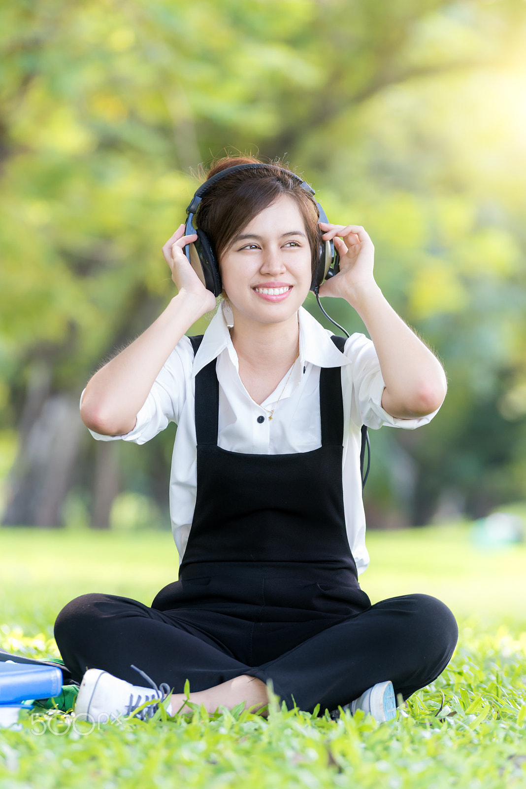 Nikon D800 + Tamron SP AF 70-200mm F2.8 Di LD (IF) MACRO sample photo. Asian young woman listening music from mp3  player in summer par photography