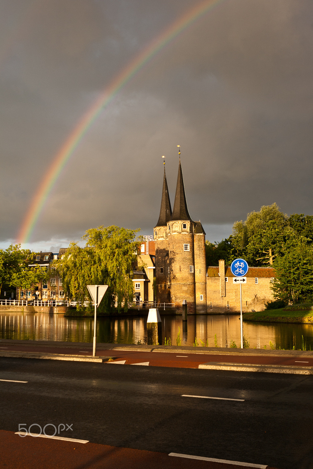 Canon EOS 400D (EOS Digital Rebel XTi / EOS Kiss Digital X) + Canon EF 24-70mm F2.8L USM sample photo. Delft's "oostpoort" caught in a rainbow photography