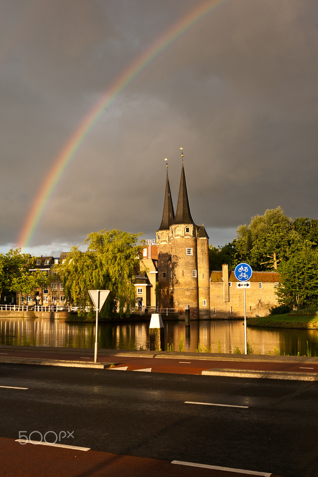 Canon EOS 400D (EOS Digital Rebel XTi / EOS Kiss Digital X) sample photo. Delft's "oostpoort" caught in a rainbow photography