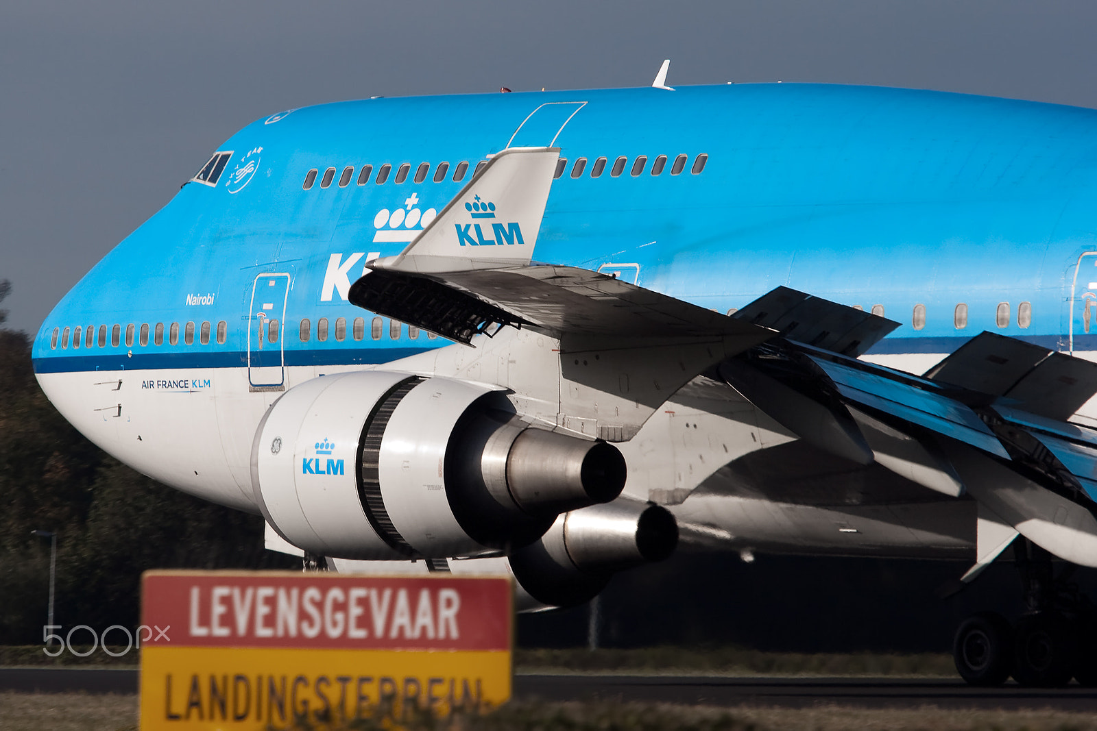 Canon EOS 400D (EOS Digital Rebel XTi / EOS Kiss Digital X) + Canon EF 70-200mm F4L USM sample photo. Klm 747 rolling out at schiphol's polderbaan photography