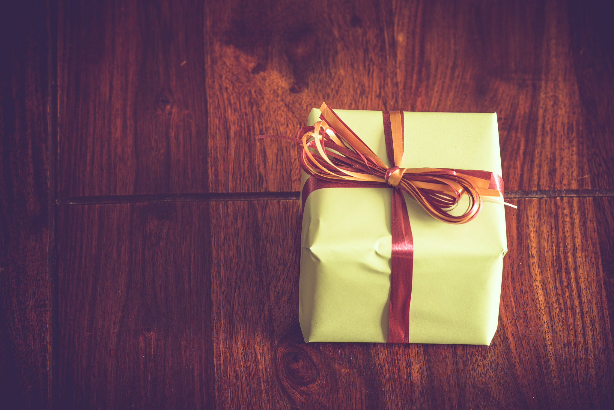 Sony a7R + Sony 70-400mm F4-5.6 G SSM II sample photo. Green gift with a ribbon photography