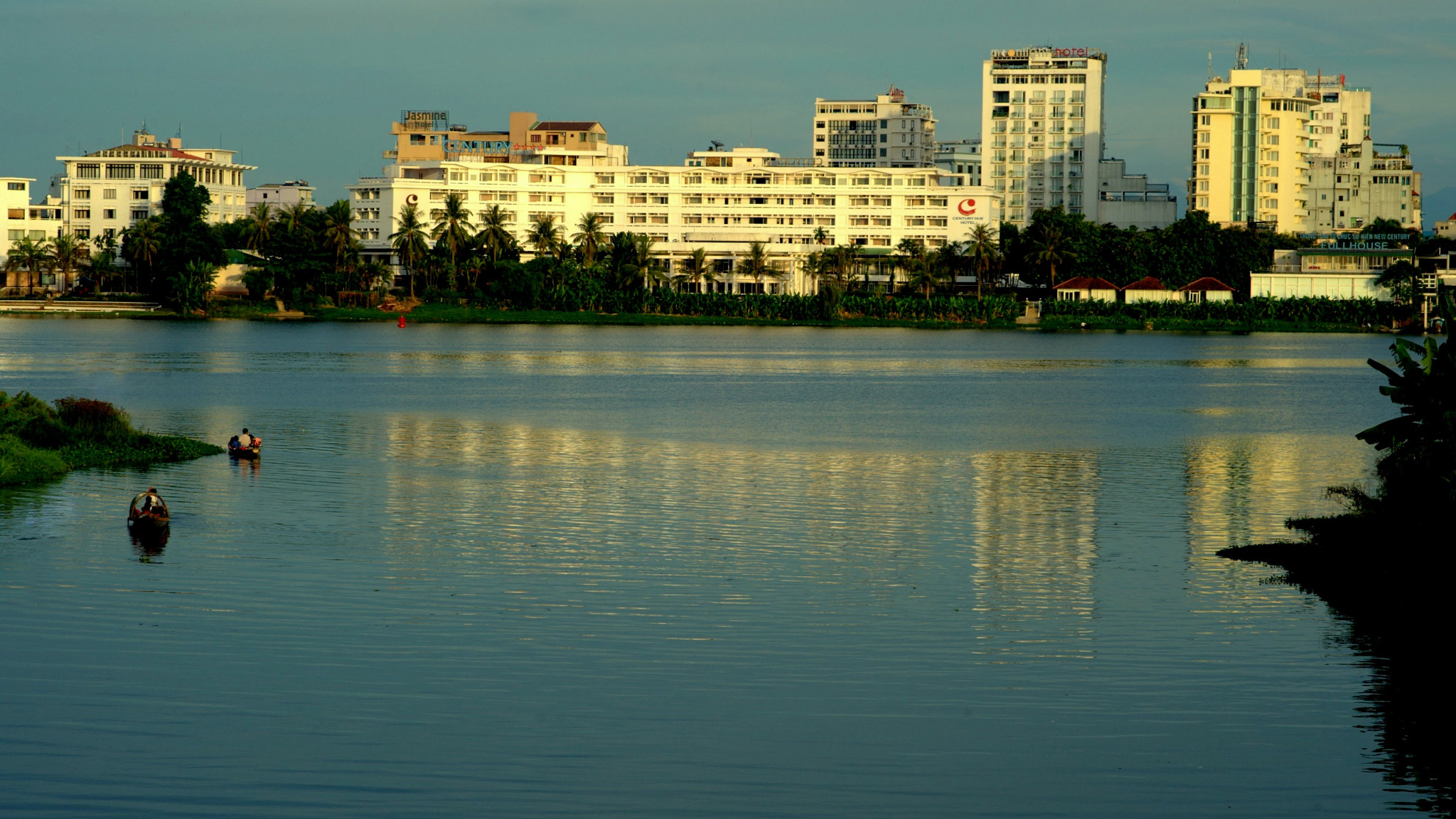 AF Zoom-Nikkor 28-105mm f/3.5-4.5D IF sample photo. Dusk photography