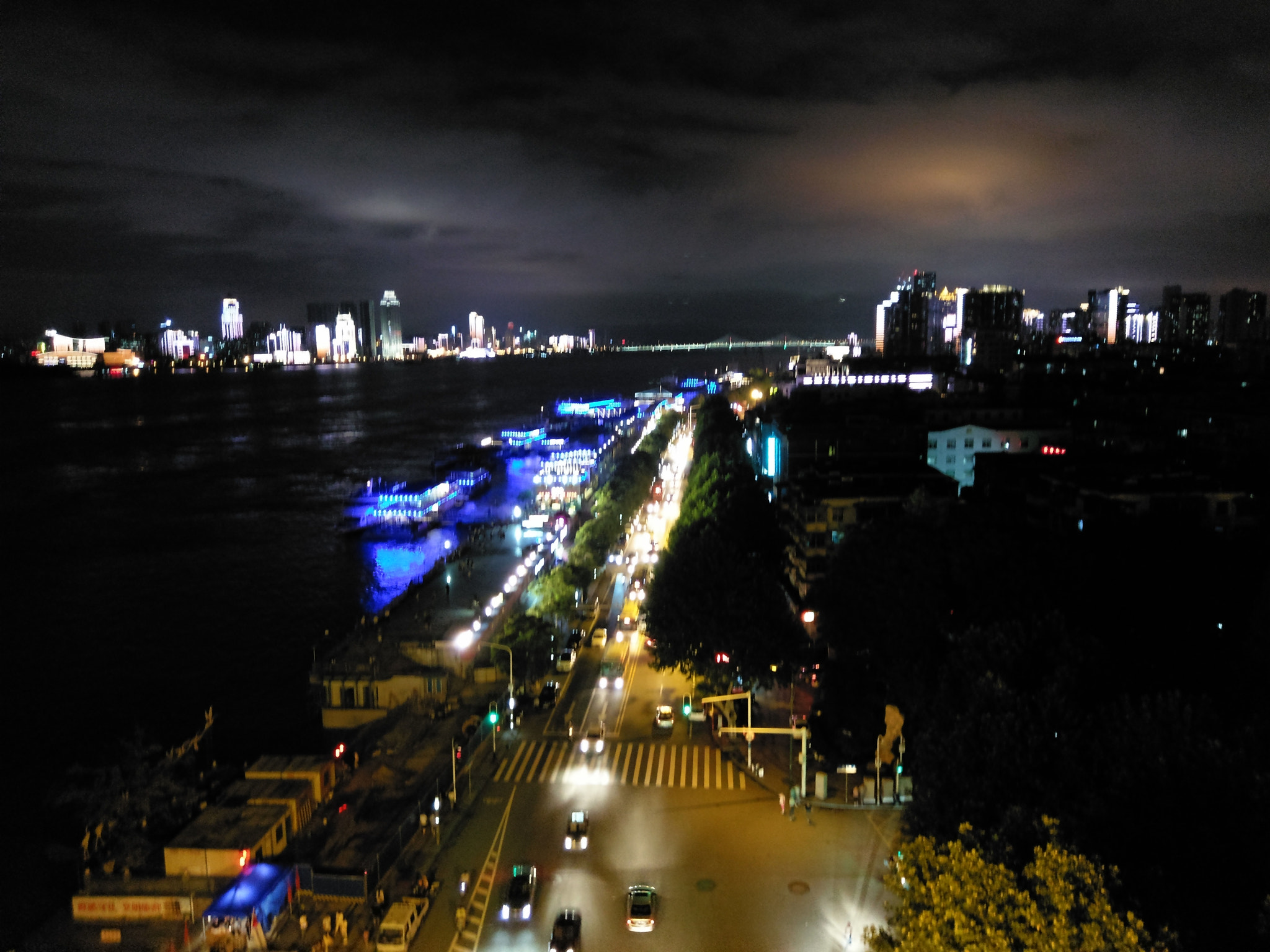 HTC M10U sample photo. 江水与城市，自然与人类 photography