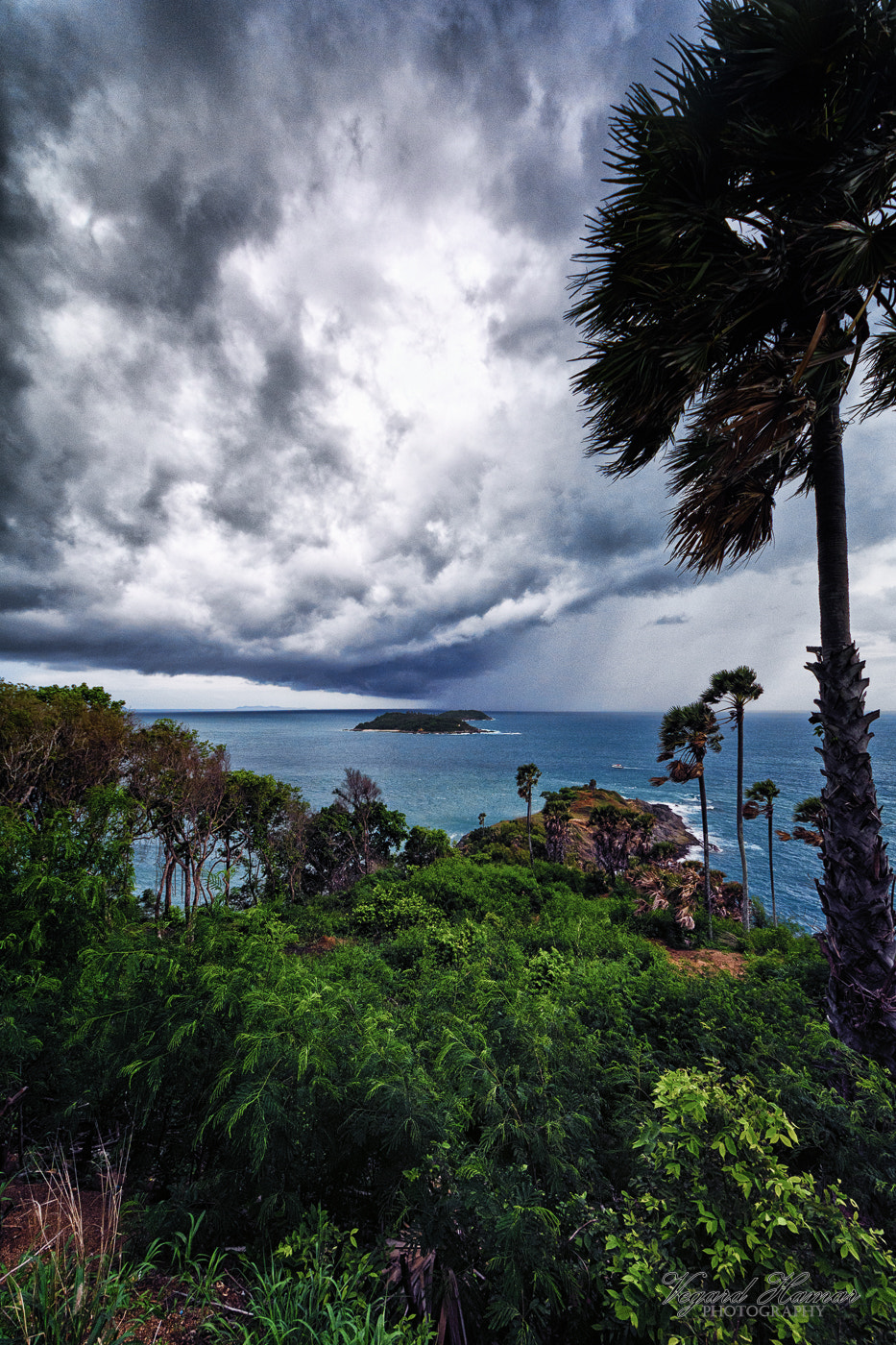Sigma 8-16mm F4.5-5.6 DC HSM sample photo. Bad weather on the way photography