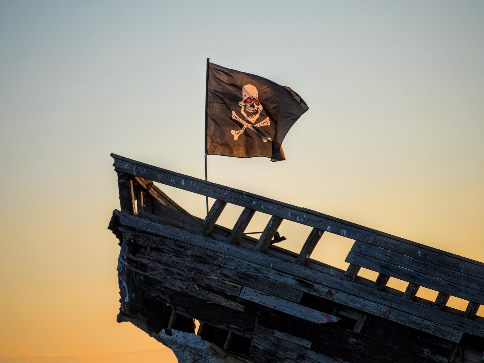 Olympus OM-D E-M5 II + LEICA DG 100-400/F4.0-6.3 sample photo. Pirate wreck photography