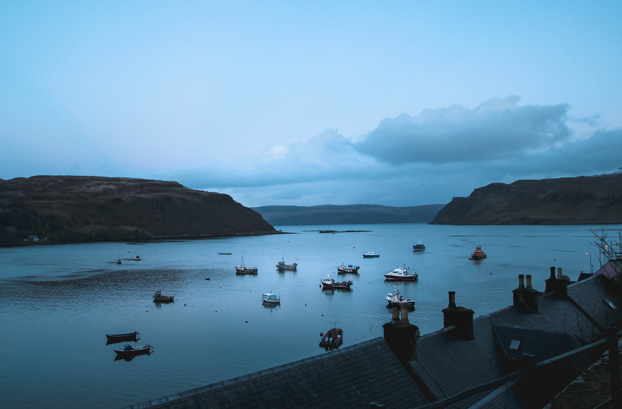 Tamron SP AF 17-50mm F2.8 XR Di II LD Aspherical (IF) sample photo. Portree harbor photography