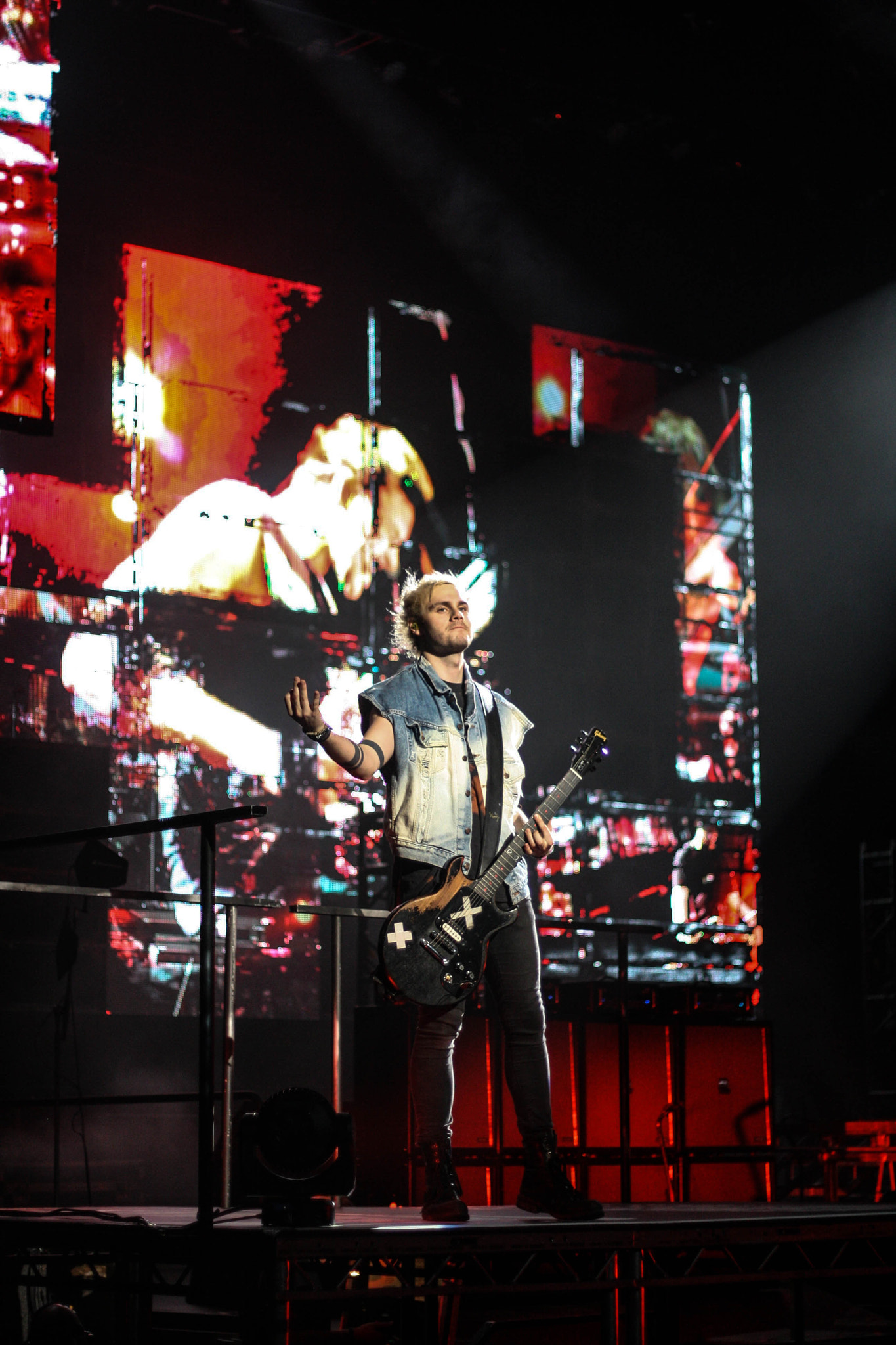 Canon EOS 1000D (EOS Digital Rebel XS / EOS Kiss F) sample photo. Michael clifford (5sos)-xec-st. paul, mn photography