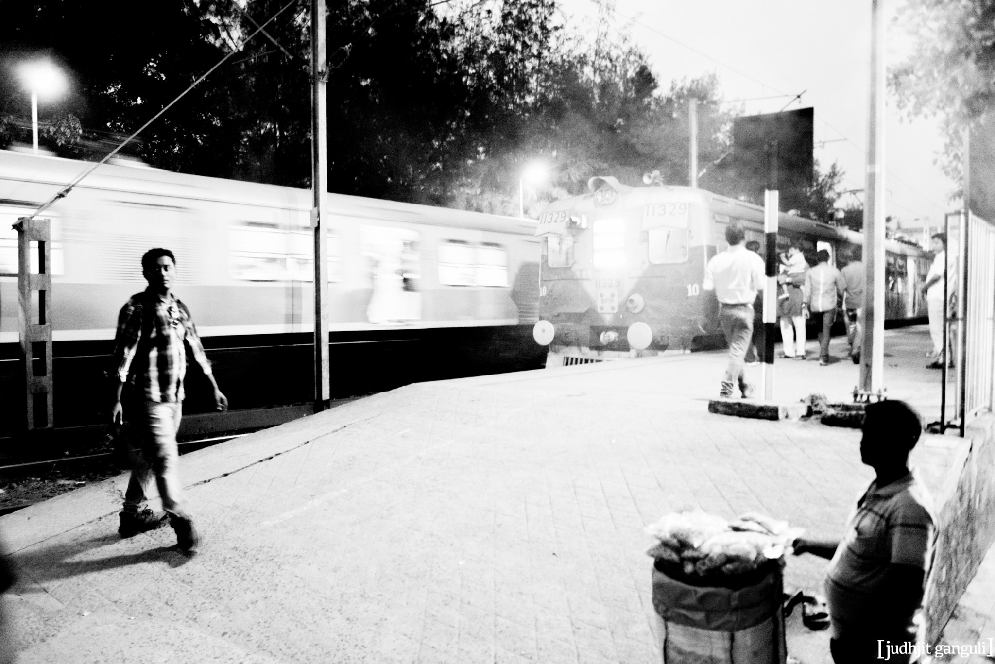 AF Zoom-Nikkor 28-80mm f/3.3-5.6G sample photo. Princep ghat train station photography