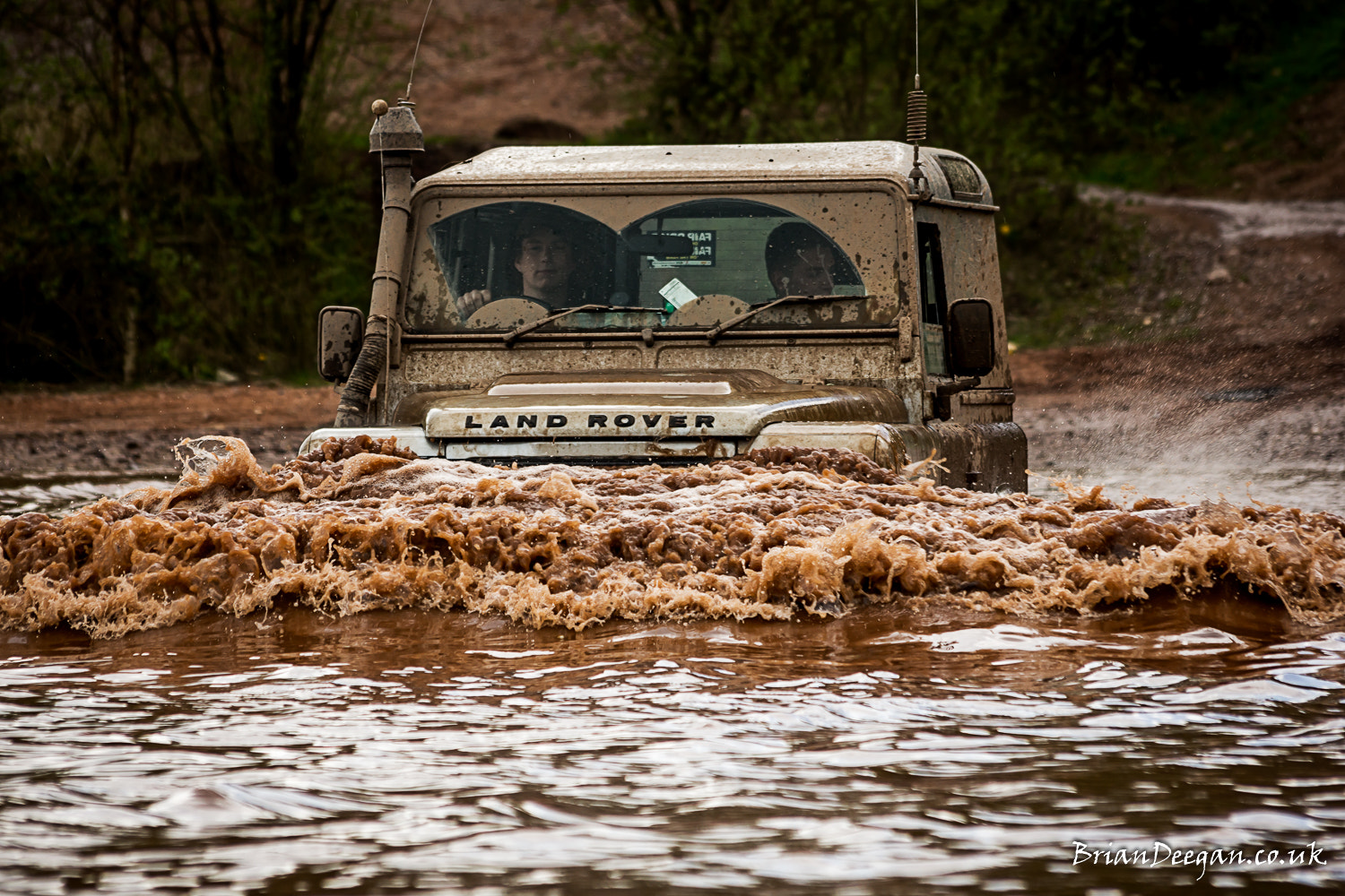 Sony SLT-A65 (SLT-A65V) + Sigma 70-300mm F4-5.6 DL Macro sample photo. Land rover defender 90 photography