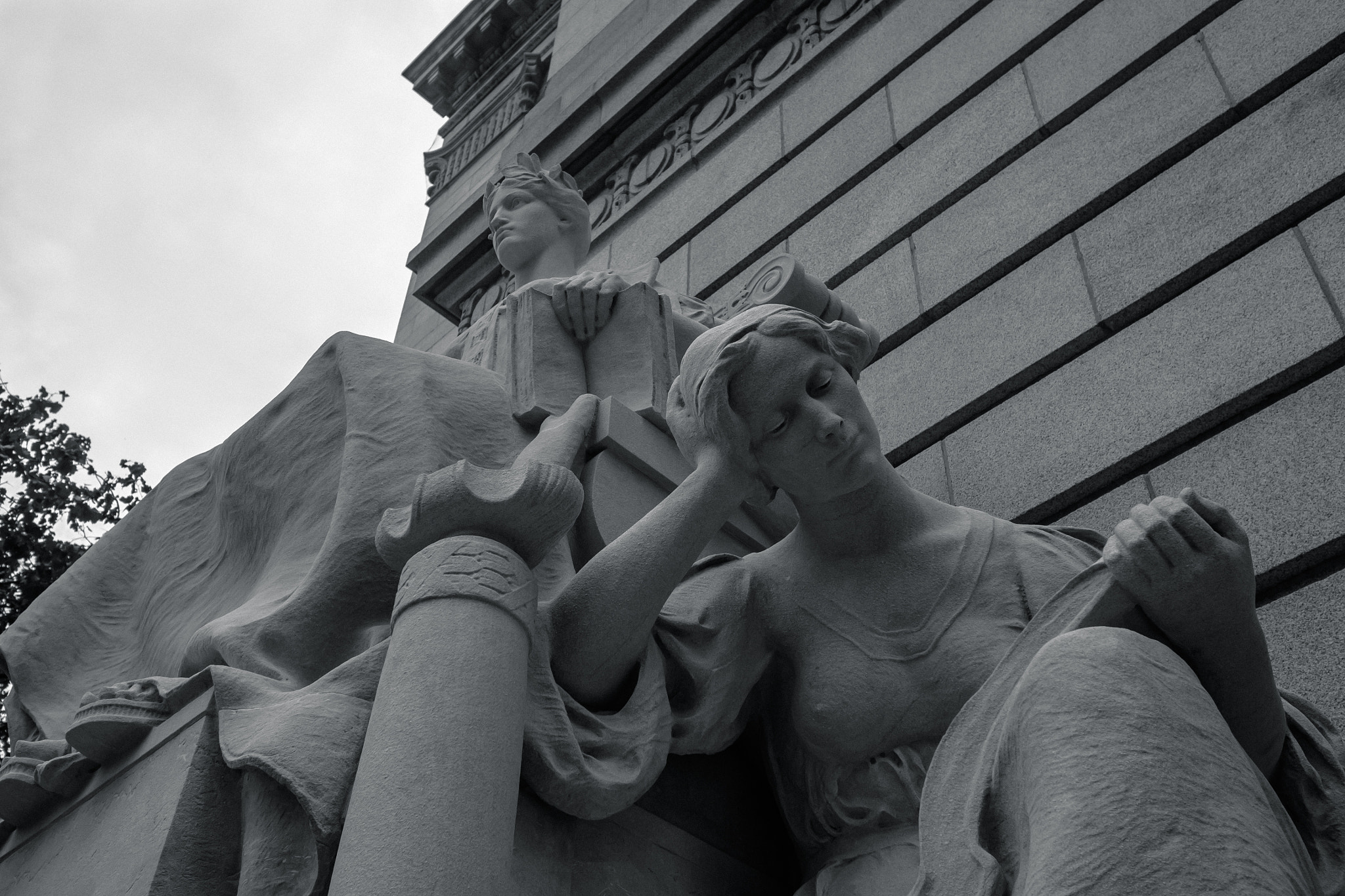 Panasonic Lumix DMC-GH4 + Olympus M.Zuiko Digital 17mm F1.8 sample photo. Monochrome statue photography