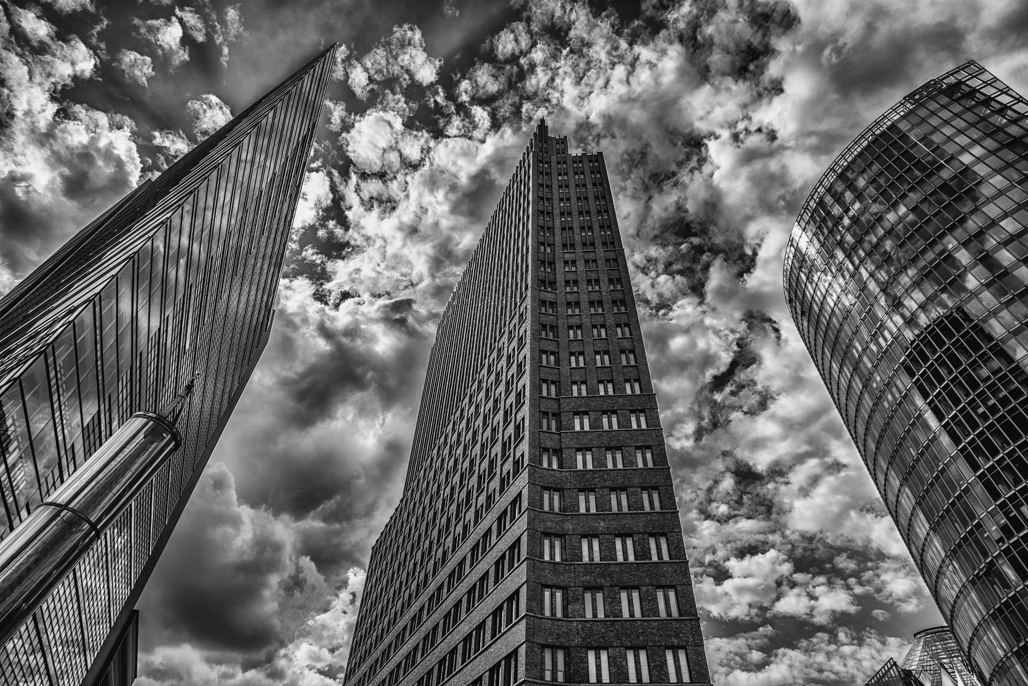AF Nikkor 20mm f/2.8 sample photo. Stein und glas und wolken photography