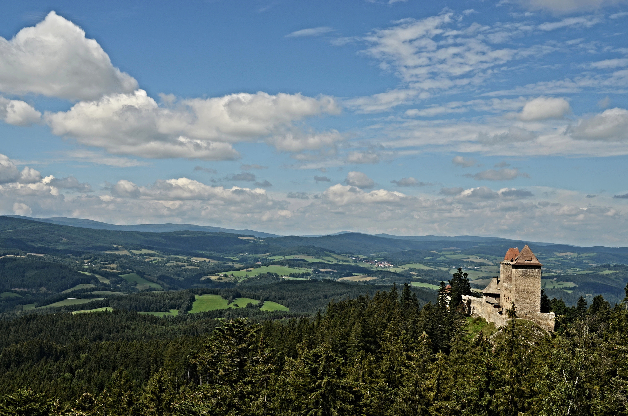 Nikon D5100 + Nikon AF-S Nikkor 28mm F1.8G sample photo. Šumava-kašperský hrad photography