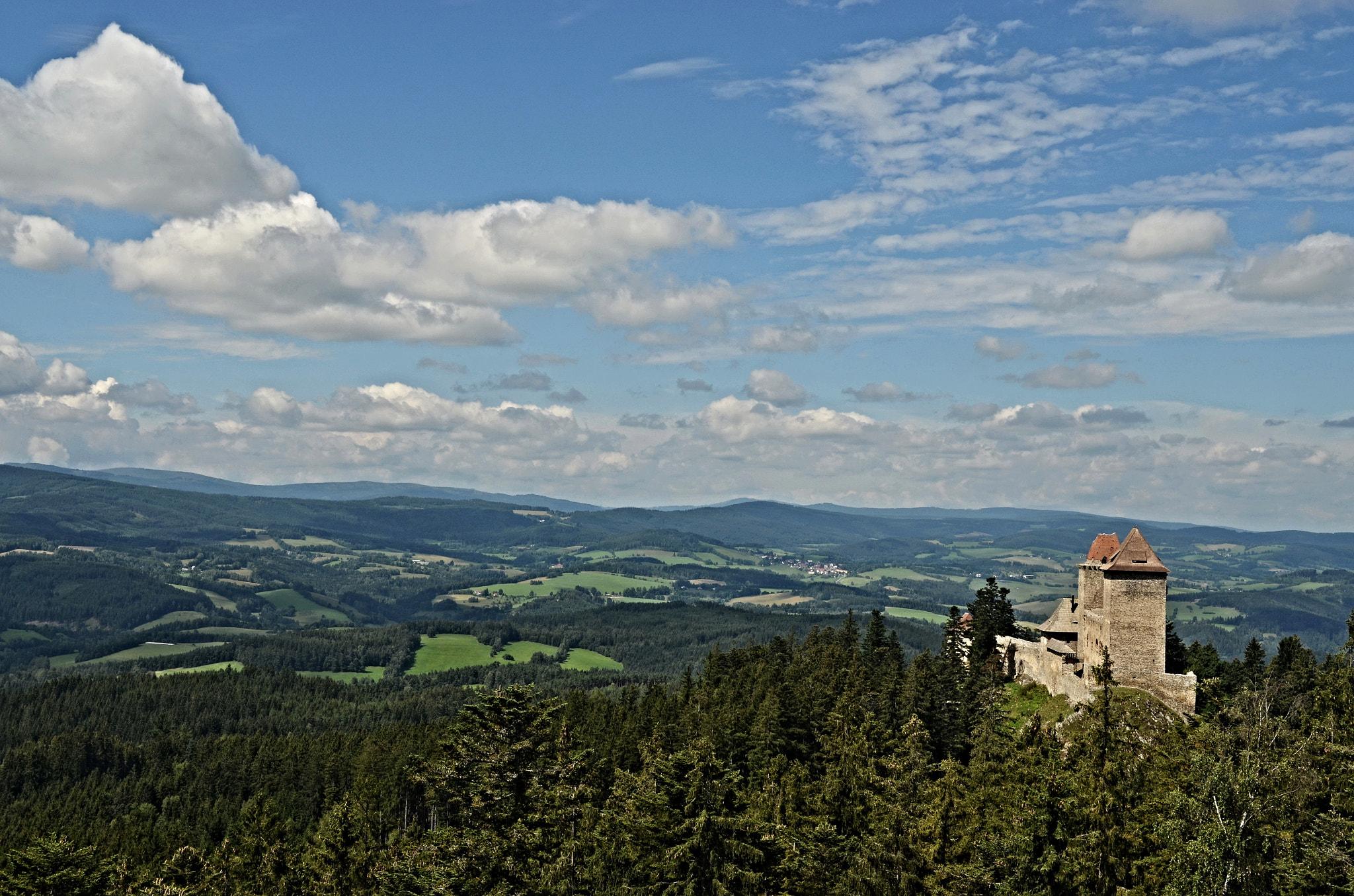 Nikon D5100 + Nikon AF-S Nikkor 28mm F1.8G sample photo. Šumava-kašperský hrad photography