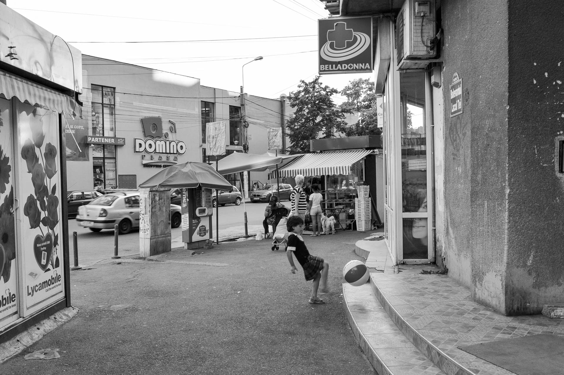 Nikon Df + Nikon AF-S Nikkor 18-35mm F3.5-4.5G ED sample photo. Girl playing with beach ball in the street photography