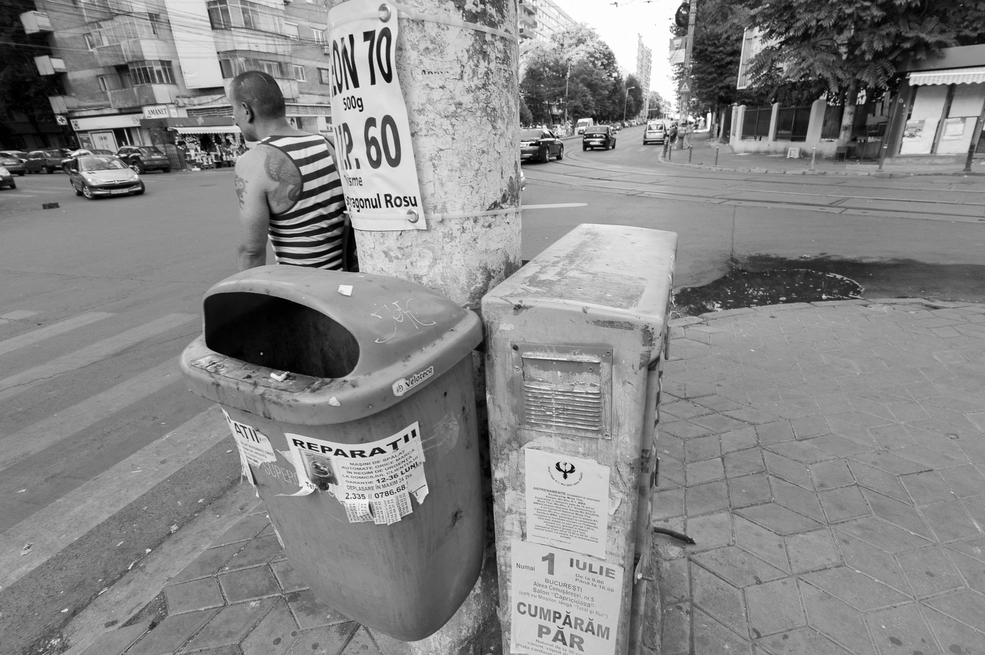 Nikon AF-S Nikkor 18-35mm F3.5-4.5G ED sample photo. Man waiting at a stoplight photography