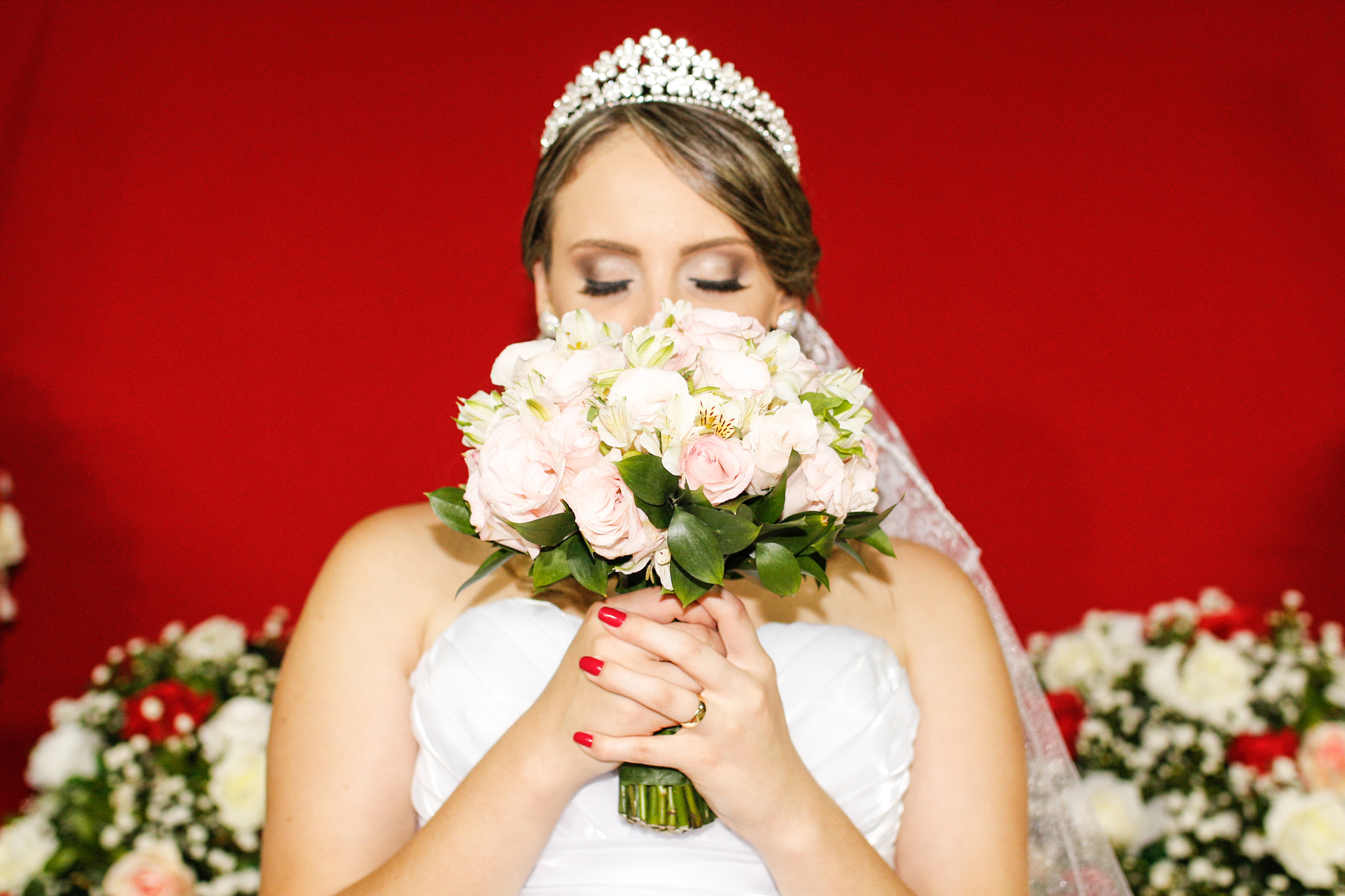 Sigma 35mm F1.4 DG HSM Art sample photo. Bride & flowers photography