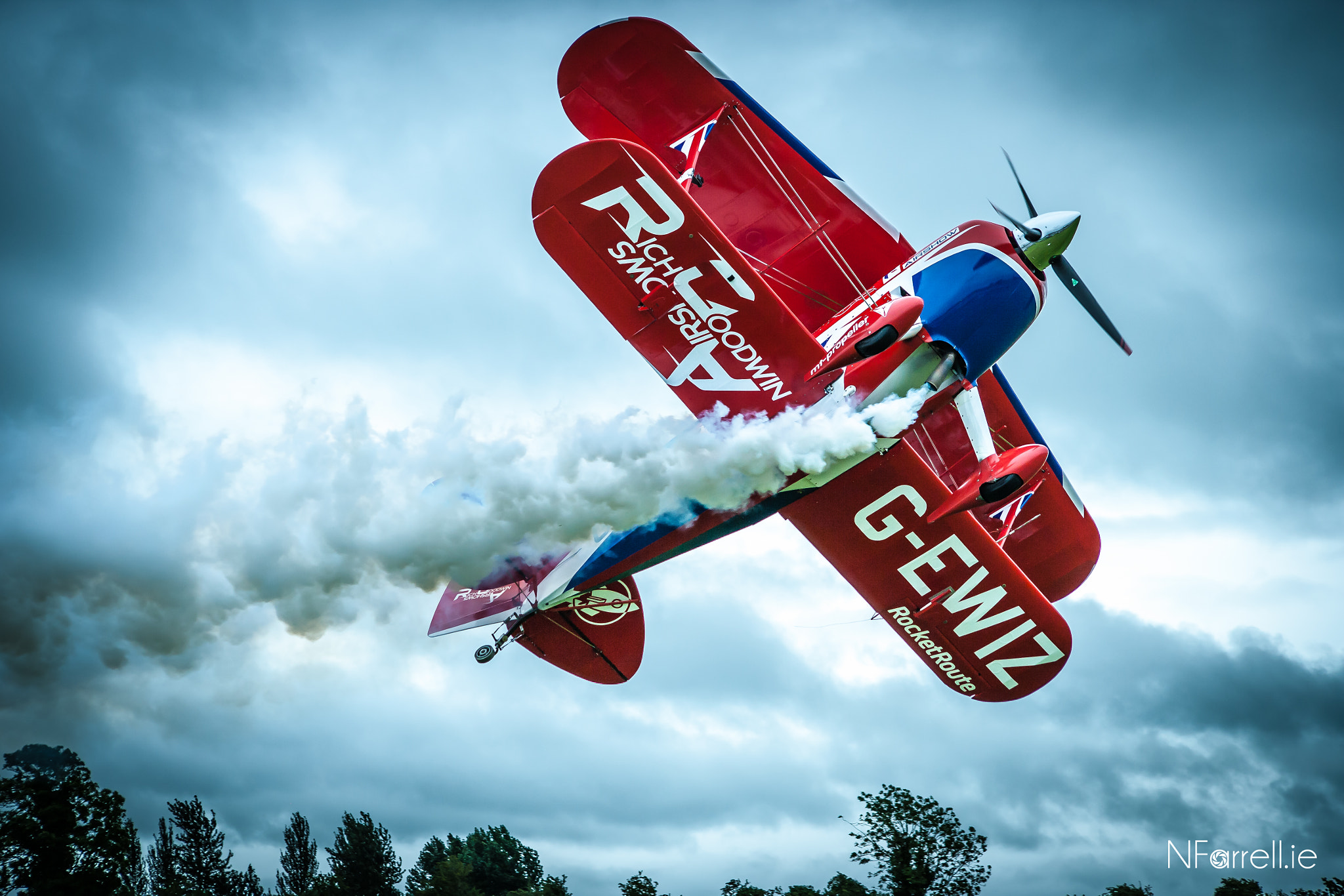 Canon EOS-1Ds Mark II sample photo. Aerobatic display photography