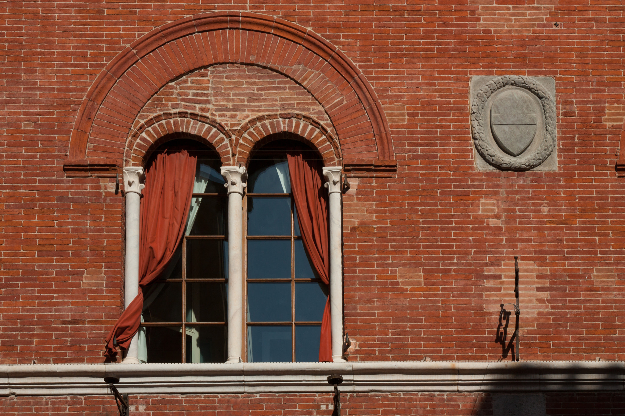 Canon EOS 450D (EOS Rebel XSi / EOS Kiss X2) sample photo. A window in tuscan photography