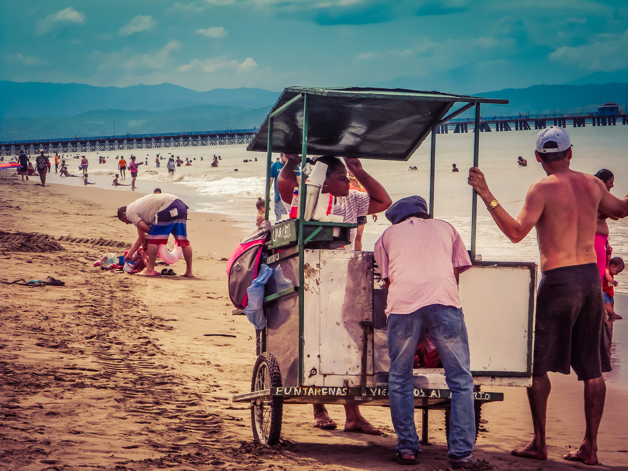 Nikon COOLPIX L105 sample photo. Ice cream on a beach day photography