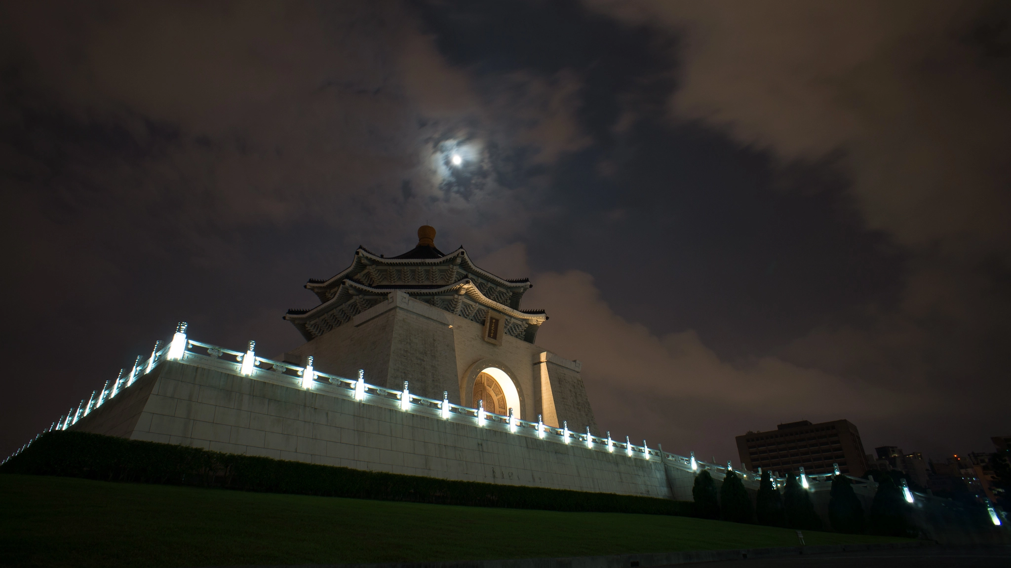 Sony Alpha NEX-5N + Sony E 16mm F2.8 sample photo. Chiang-kai shek memorial at night, taipei photography